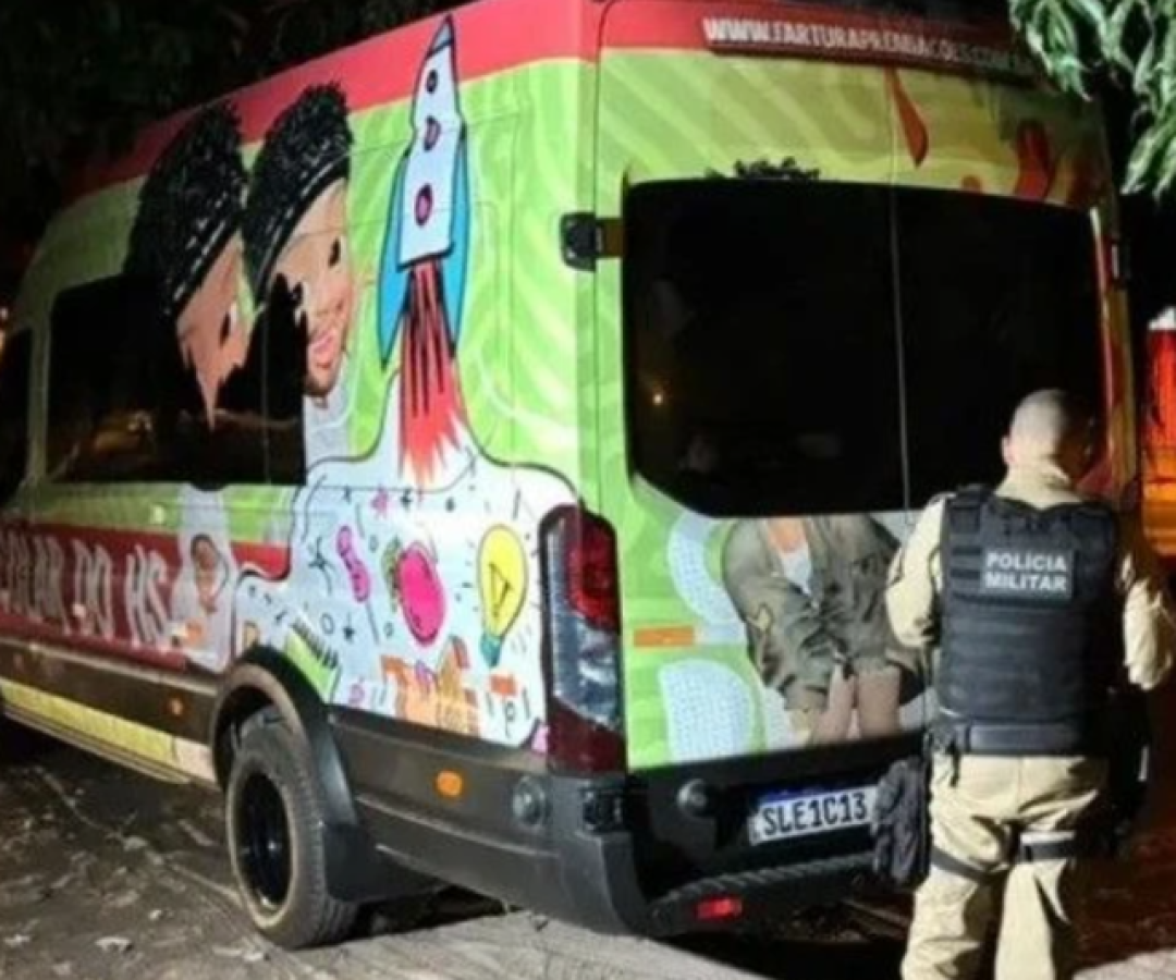 Uma van identificada com iniciais e caricaturas do influenciador digital Hytalo Santos foi encontrada supostamente abandonada no