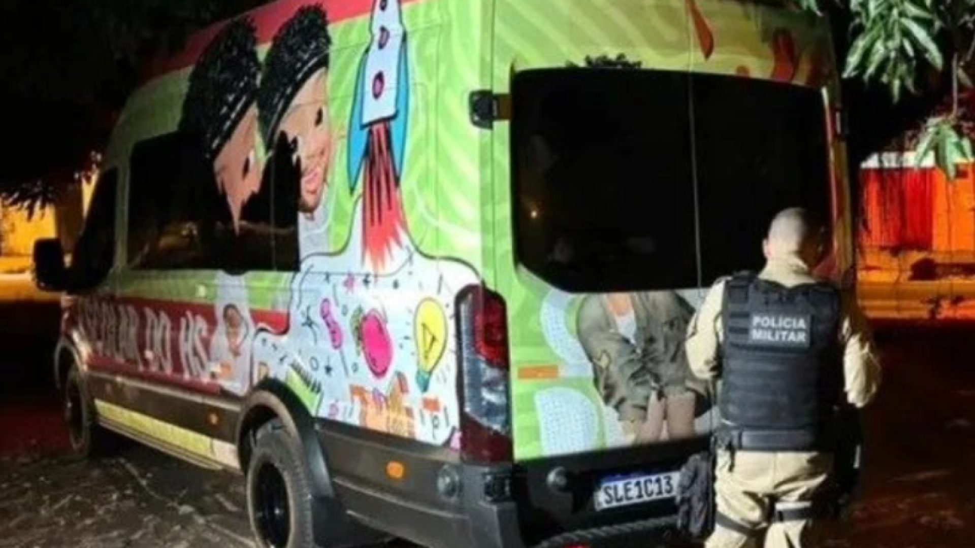 Uma van identificada com iniciais e caricaturas do influenciador digital Hytalo Santos foi encontrada supostamente abandonada no