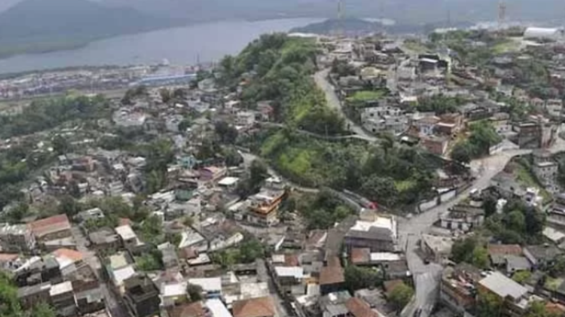 Homem é baleado em confronto com a PM durante operação no Morro do Pacheco, em Santos