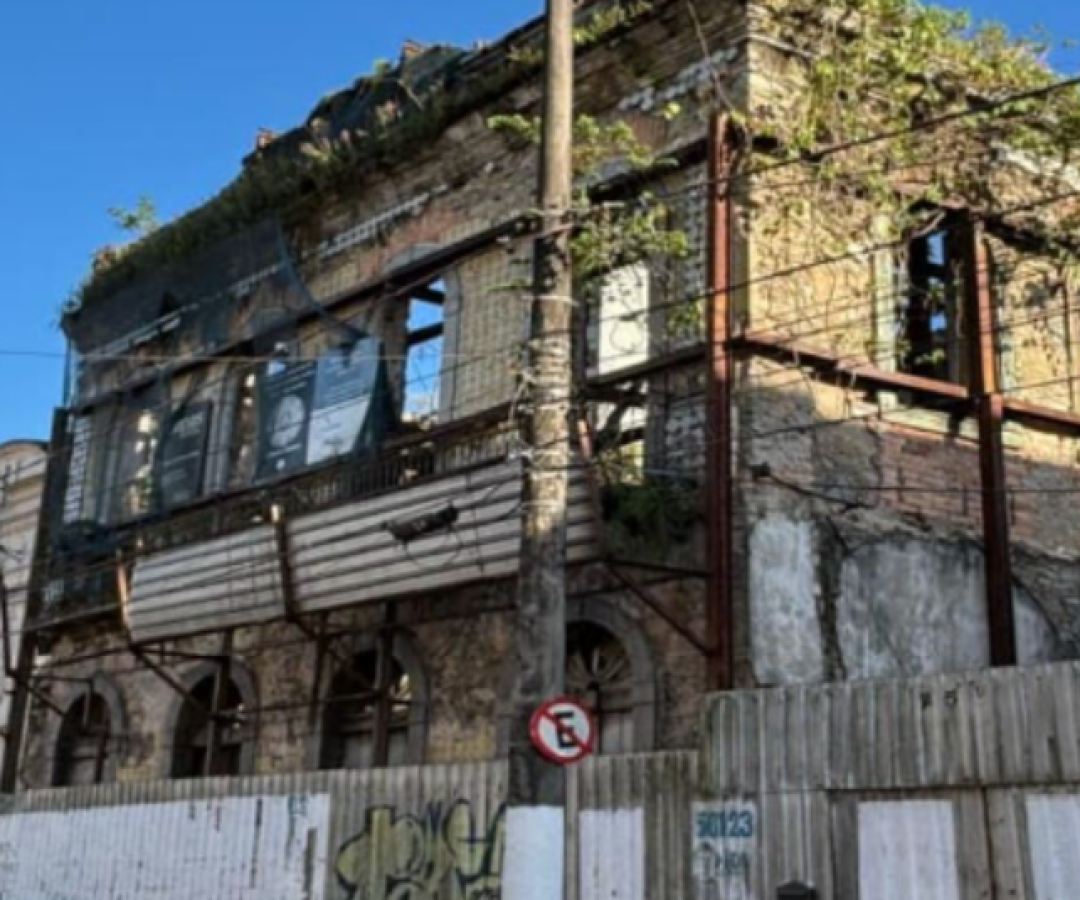 Nova lei permite que Prefeitura de Santos assuma imóveis abandonados e transforme espaços ociosos em áreas públicas