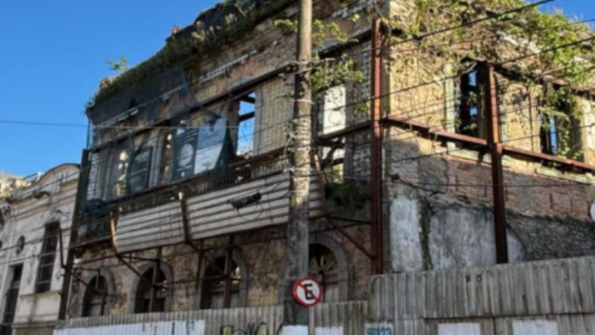 Nova lei permite que Prefeitura de Santos assuma imóveis abandonados e transforme espaços ociosos em áreas públicas