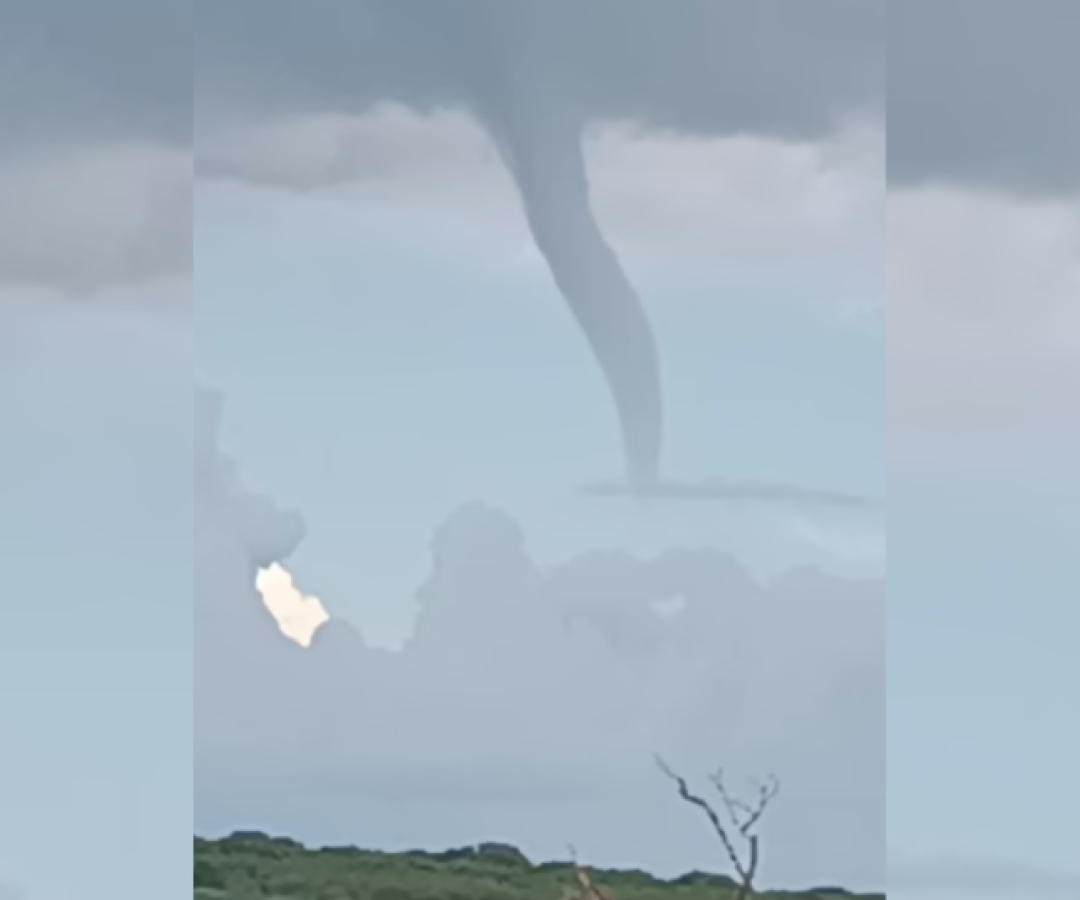 Nuvem-funil é vista em Araguari (MG) e acende alerta para tempo severo