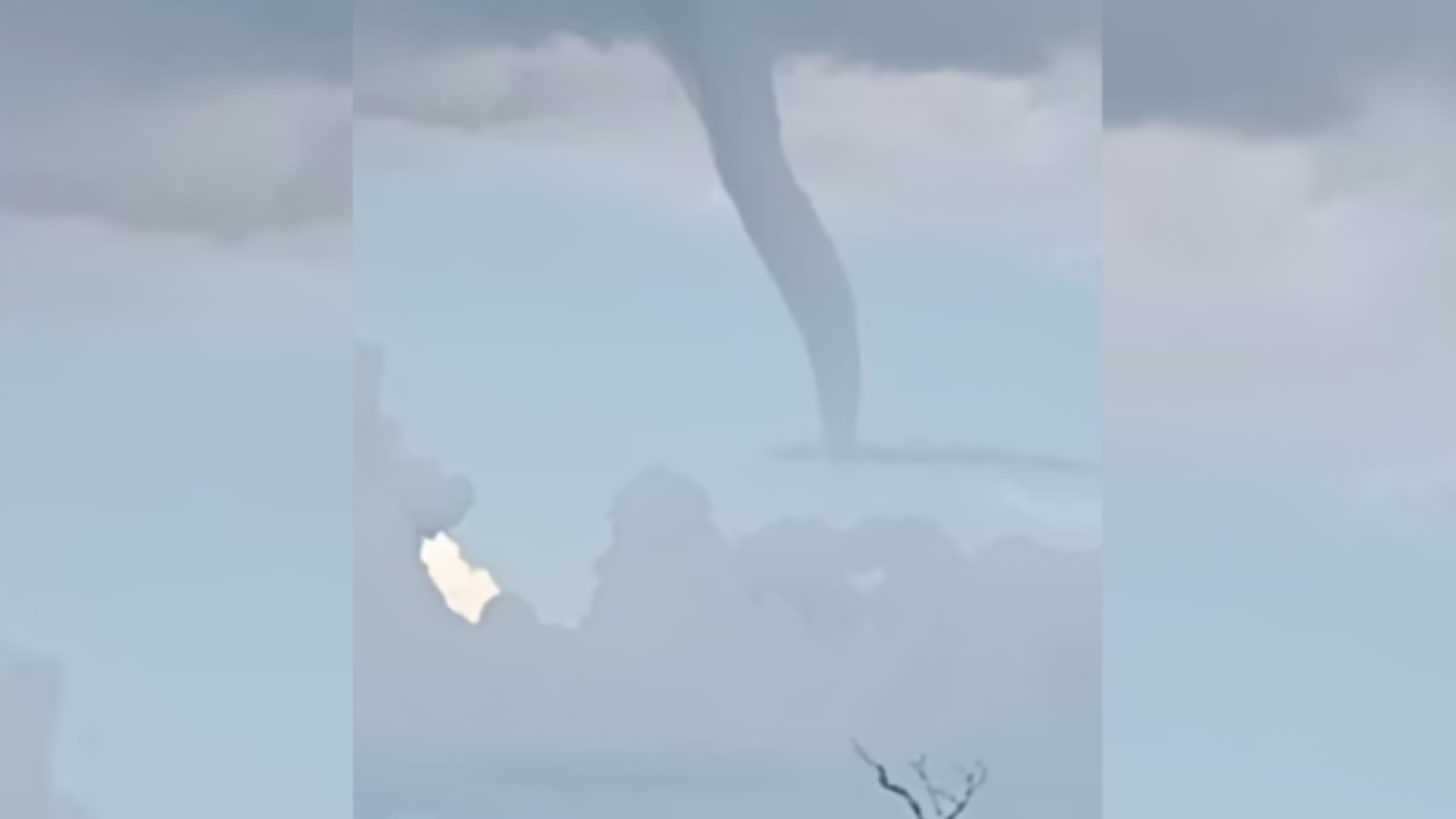 Nuvem-funil é vista em Araguari (MG) e acende alerta para tempo severo