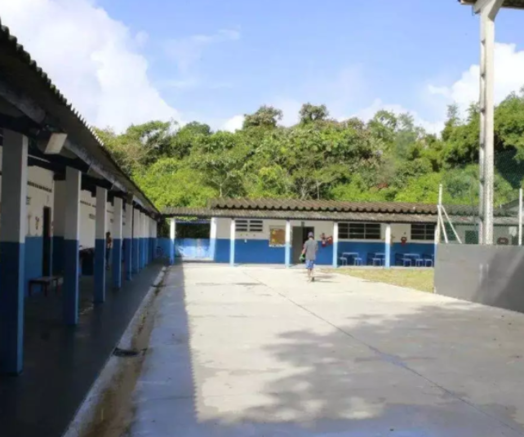 O Tribunal de Contas do Estado de São Paulo (TCE-SP) suspendeu o pregão eletrônico aberto pela Secretaria de Educação de Guarujá para