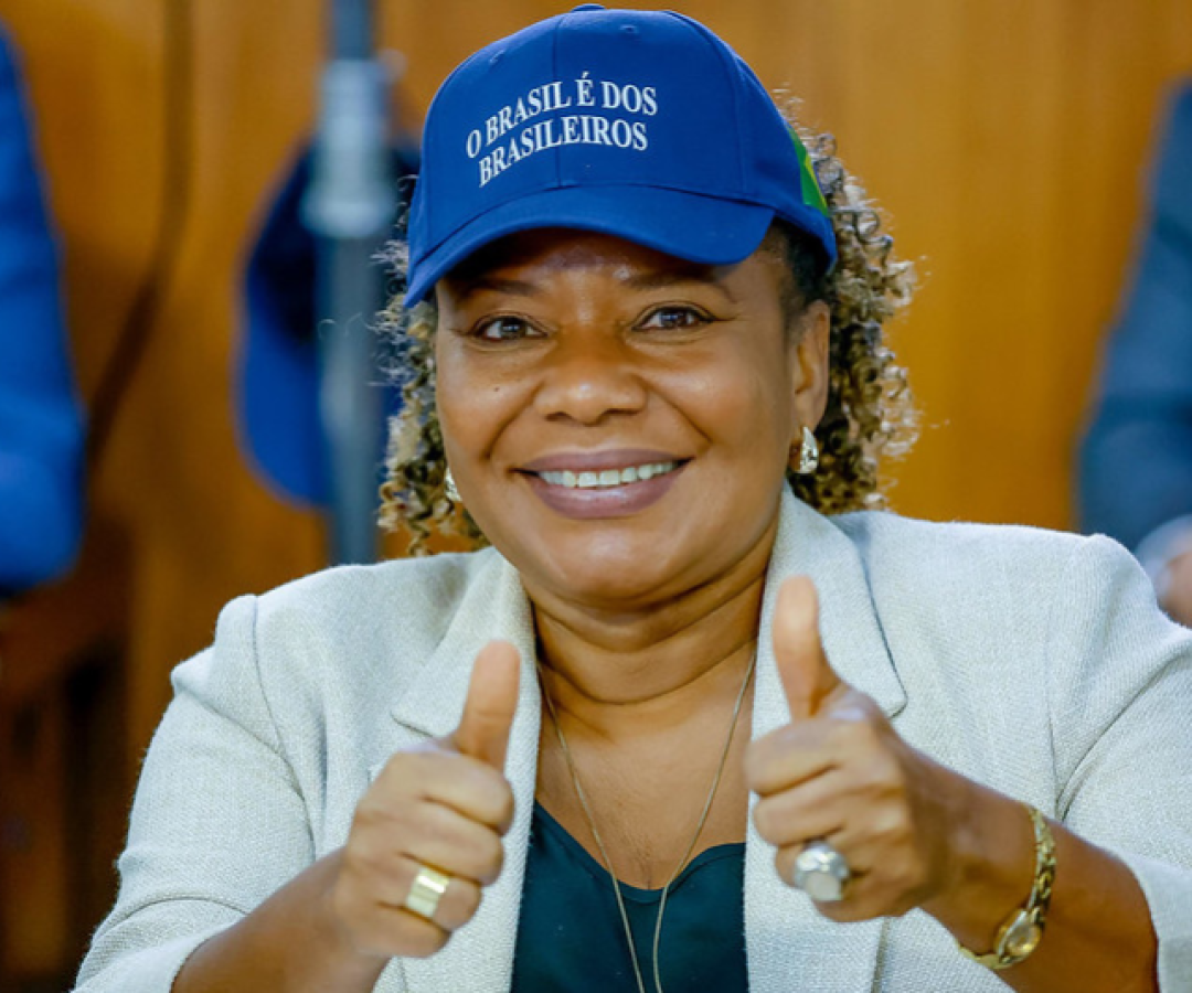 Governo federal muda slogan para "Do lado do povo brasileiro"