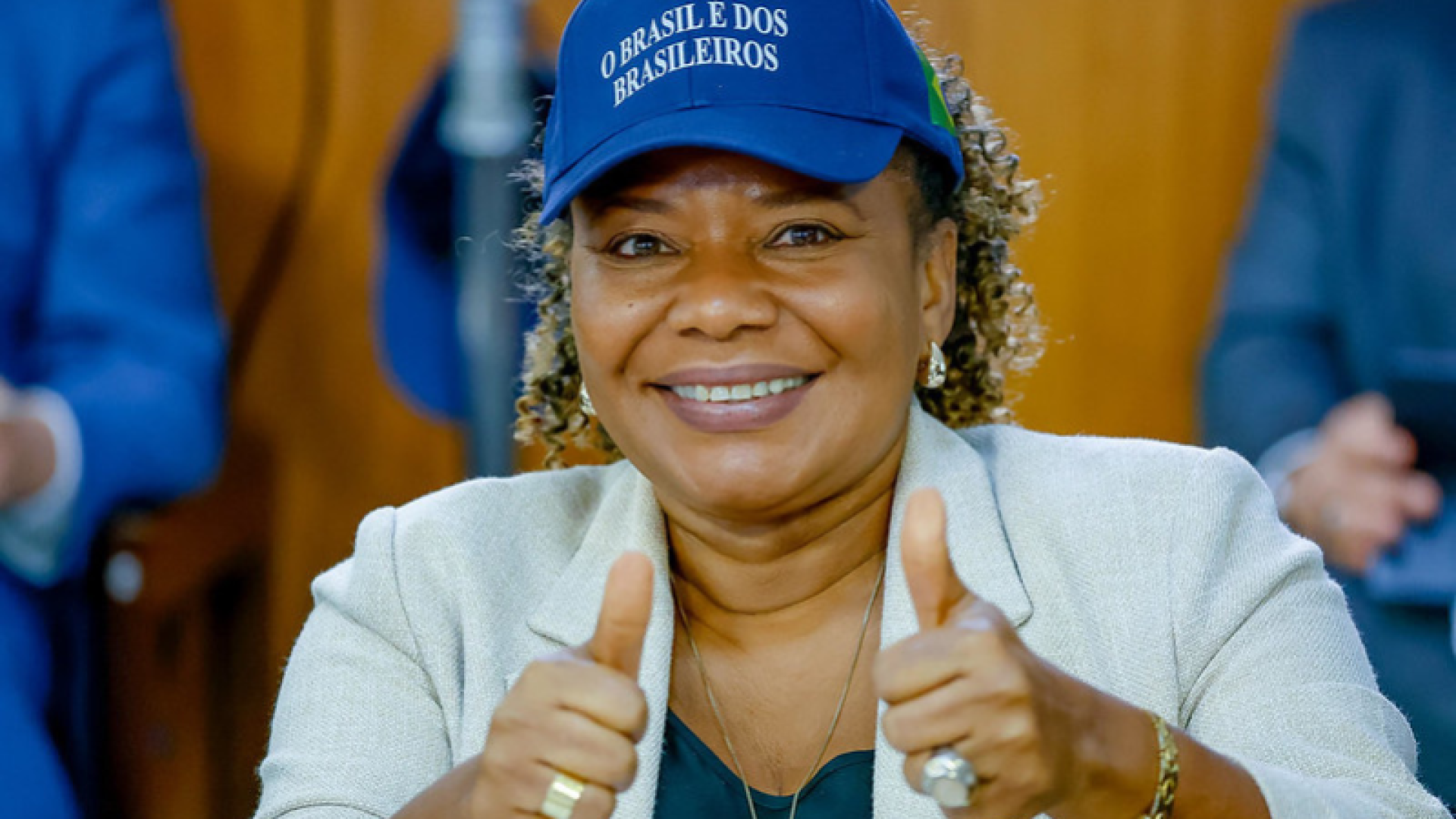 Governo federal muda slogan para "Do lado do povo brasileiro"