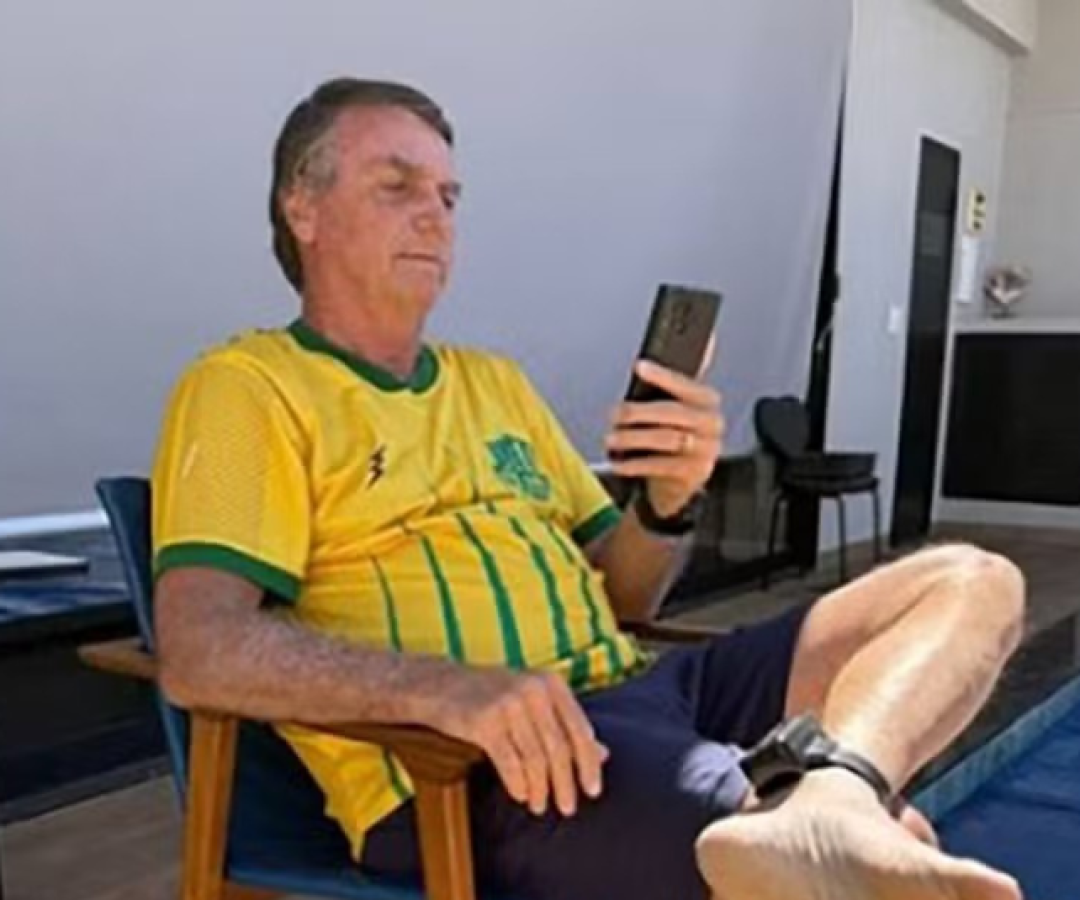 Por decisão do Supremo Tribunal Federal (STF) no inquérito que apura suposta tentativa de golpe de Estado, o ex-presidente Jair Bolsonaro