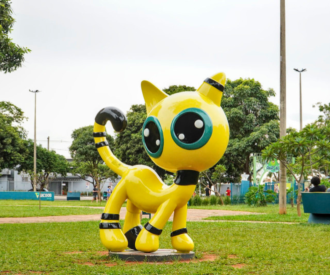Escultura do Gato Zyon ganha nova posição na Praça Pôr do Sol, em Uberaba