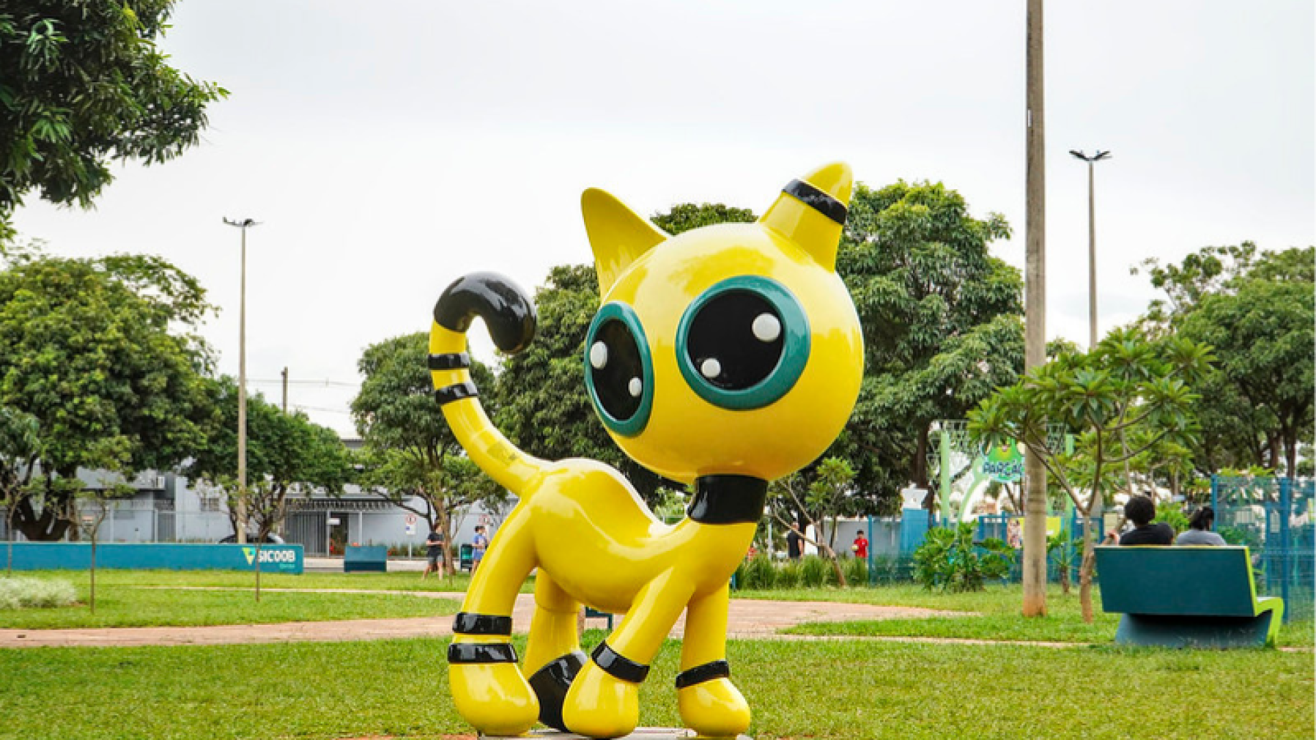 Escultura do Gato Zyon ganha nova posição na Praça Pôr do Sol, em Uberaba