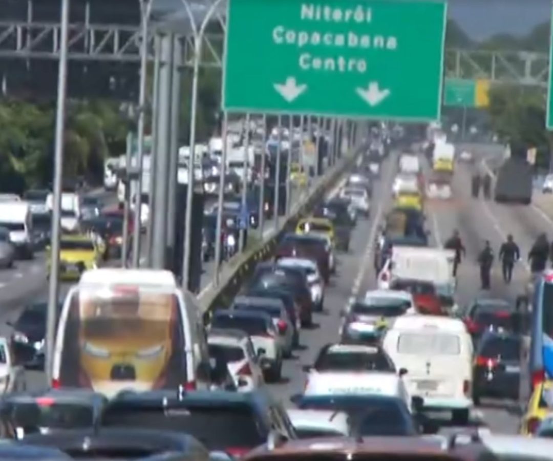 Operação na Maré fecha vias e suspende aulas no Rio