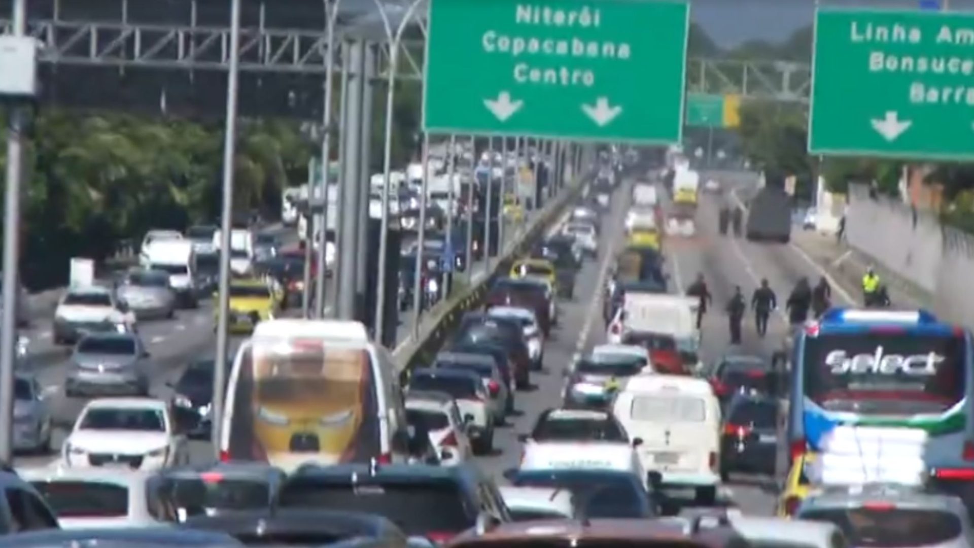 Operação na Maré fecha vias e suspende aulas no Rio