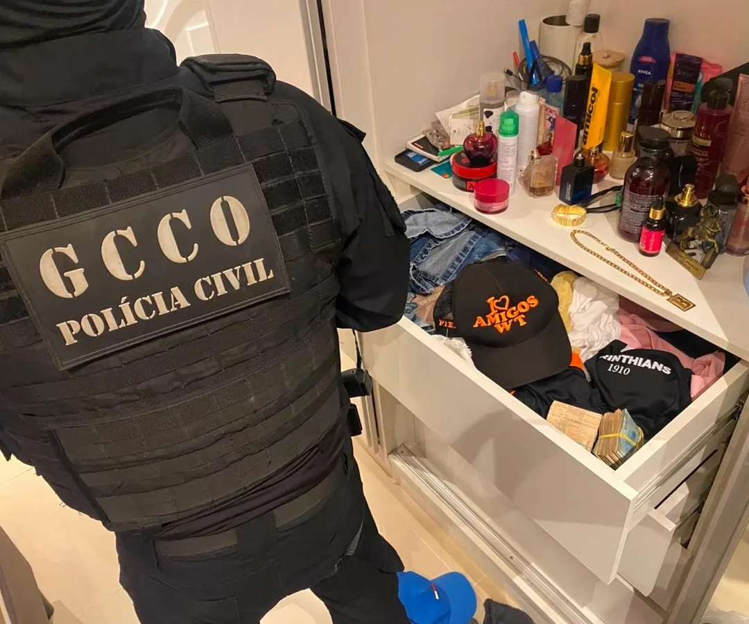 A Polícia Civil de Mato Grosso deflagrou, nesta quinta-feira (30), a **Operação Replay**, que tem como objetivo desarticular o núcleo financeiro do Comando Vermelho (CV).