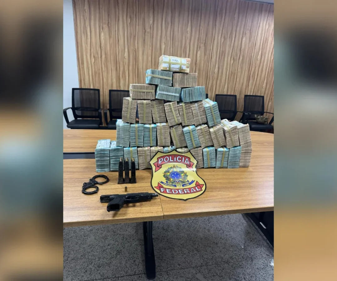 A Polícia Federal prendeu em flagrante, nesta quarta-feira (16), duas pessoas que haviam acabado de sacar R$ 2,5 milhões em espécie de uma agência bancária em Belém, no Pará.