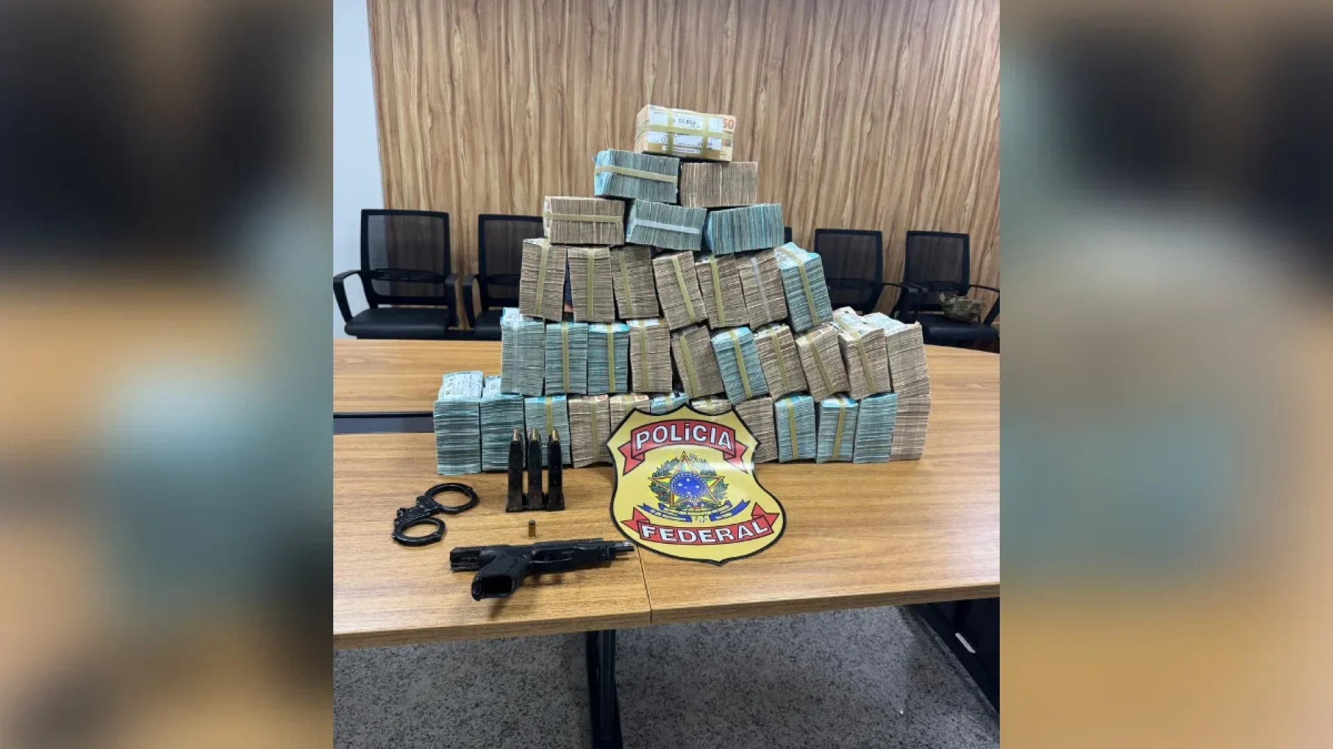 A Polícia Federal prendeu em flagrante, nesta quarta-feira (16), duas pessoas que haviam acabado de sacar R$ 2,5 milhões em espécie de uma agência bancária em Belém, no Pará.