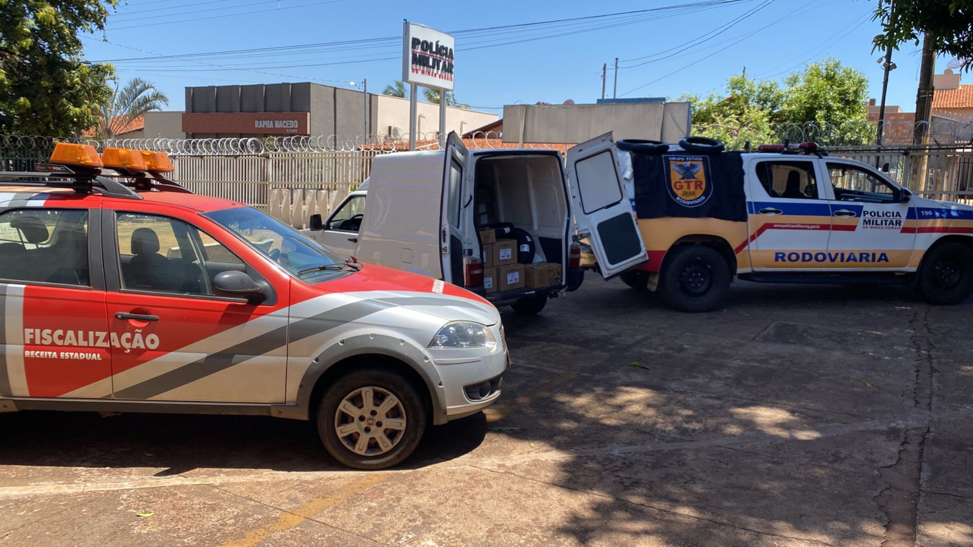 PM apreende R$ 25 mil em peças de motos sem nota fiscal na MGC-455, em Planura