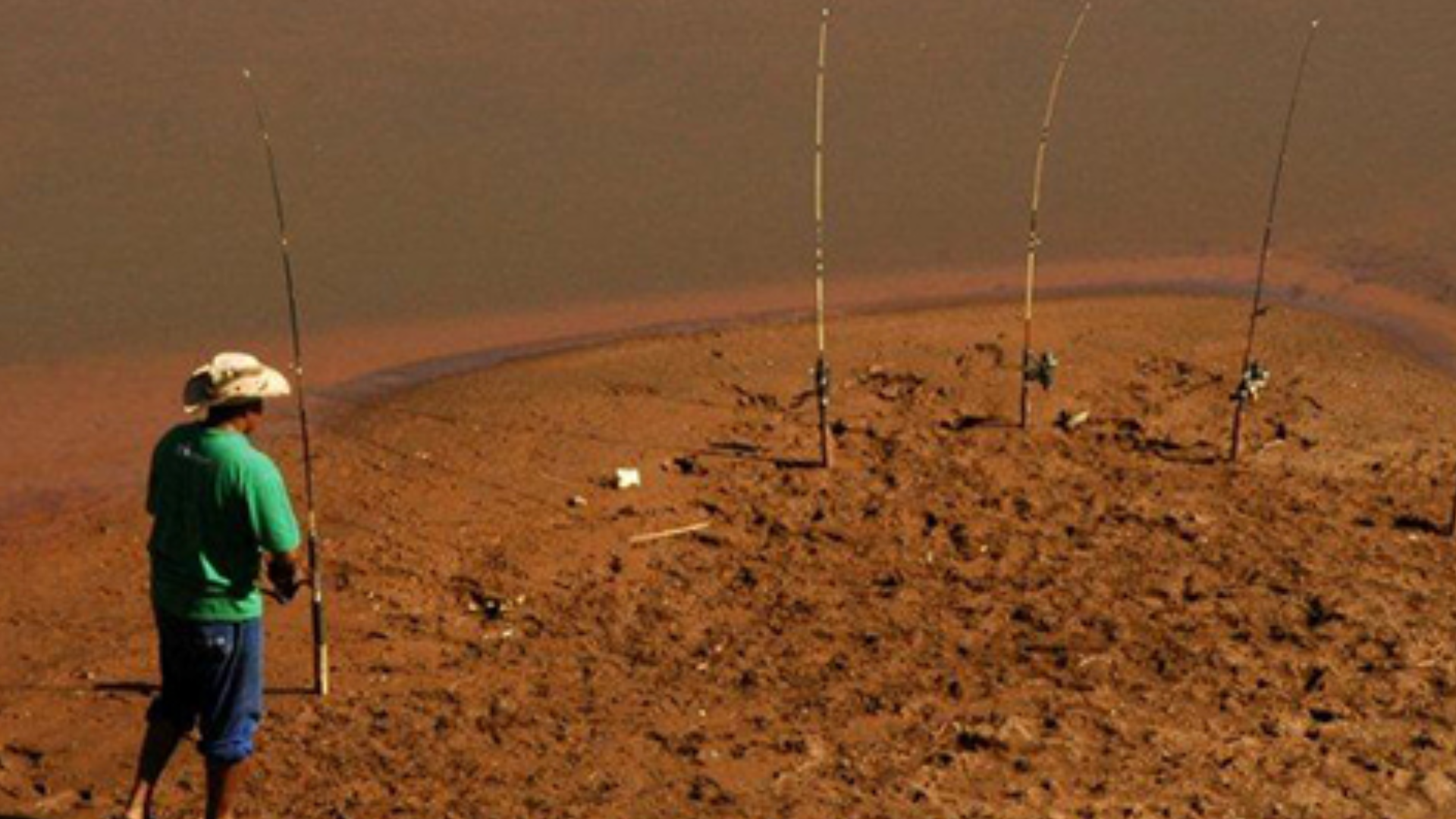 Pescador em rio mineiro (foto Evandro Rodinei)