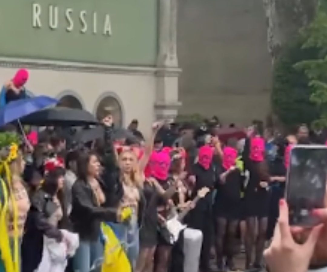 Protesto do Pussy Riot contra Rússia marca abertura da Bienal de Veneza