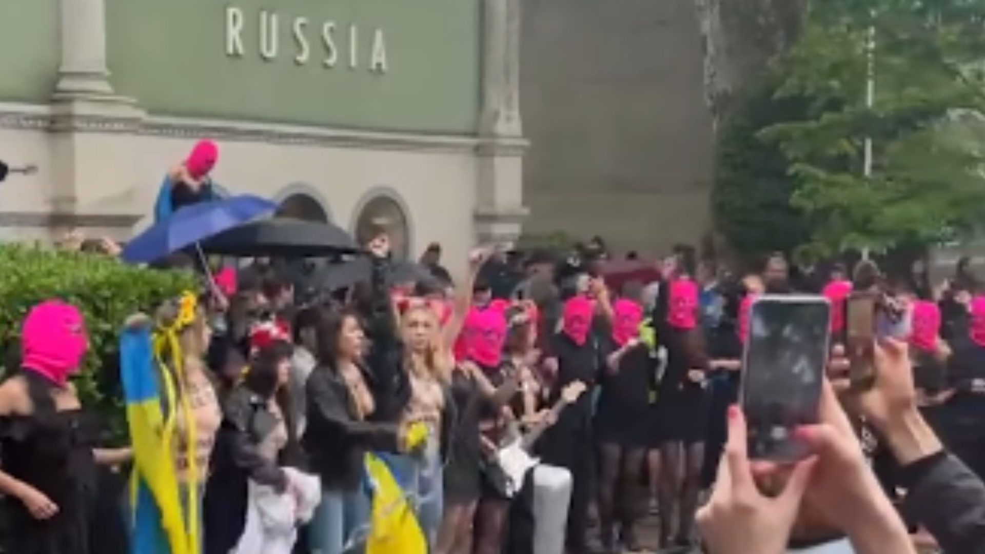Protesto do Pussy Riot contra Rússia marca abertura da Bienal de Veneza