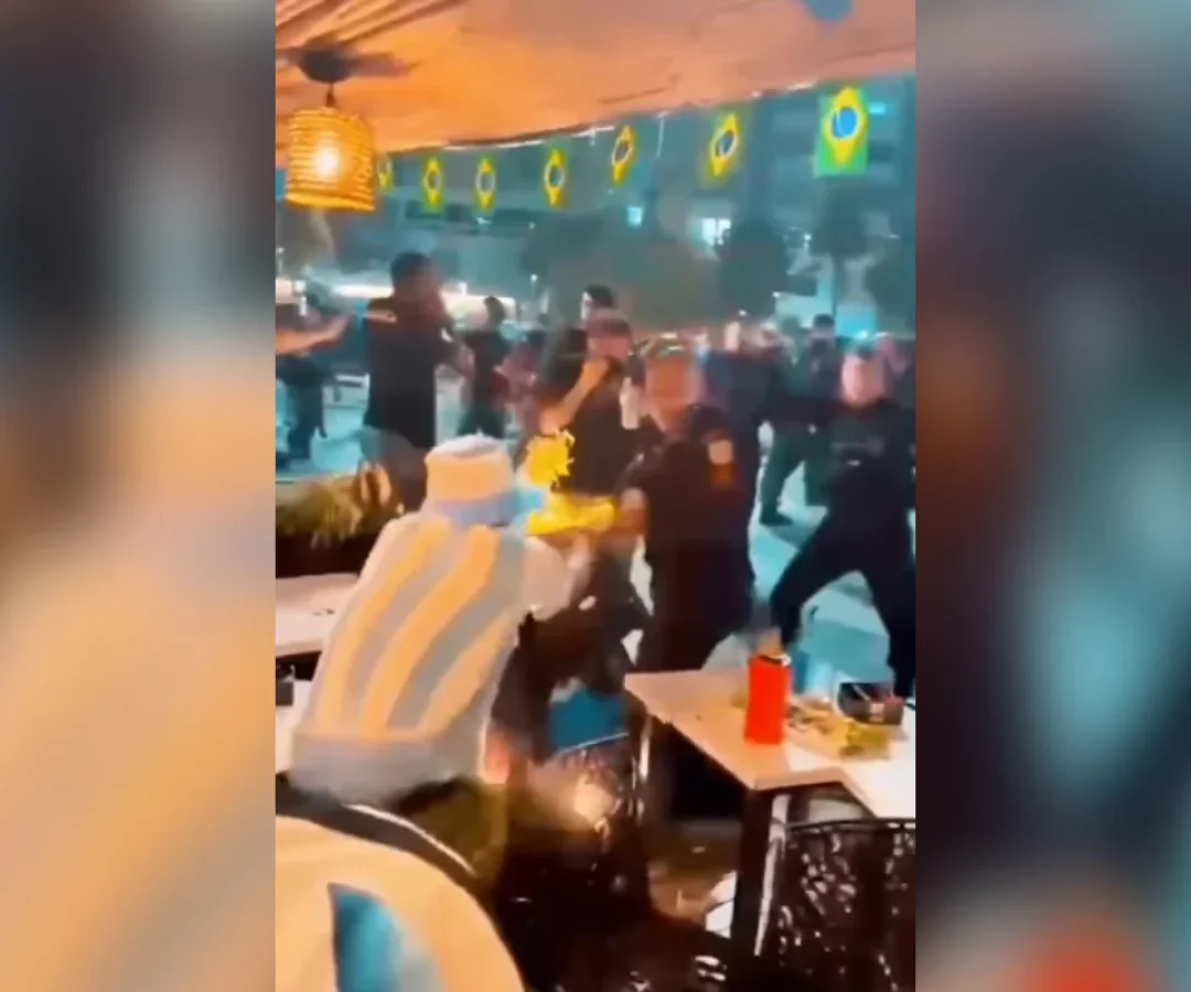 Na noite deste domingo (19), as ruas de Copacabana, na Zona Sul do Rio de Janeiro, viraram cenário de pancadaria, correria e vandalismo