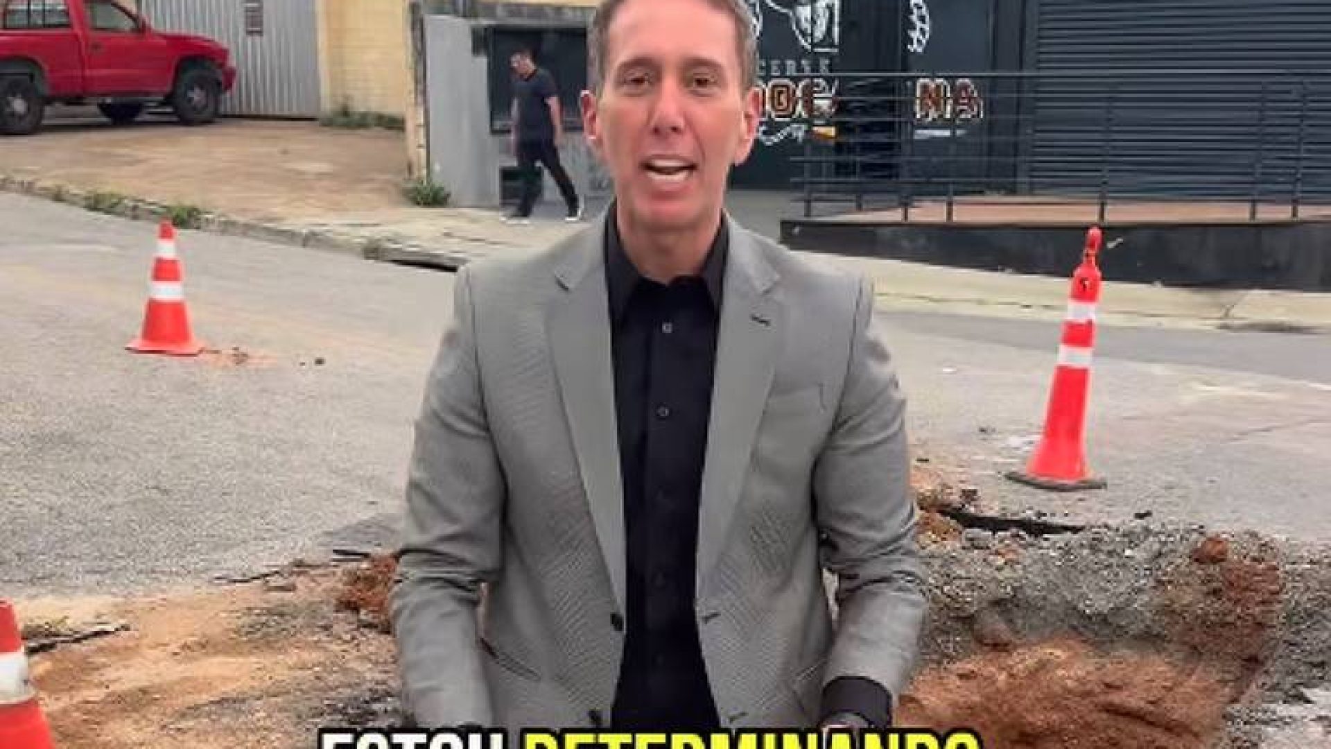 Prefeito de Sorocaba, Rodrigo Manga, foi denunciado por autopromoção com um buraco falso Foto: Reprodução