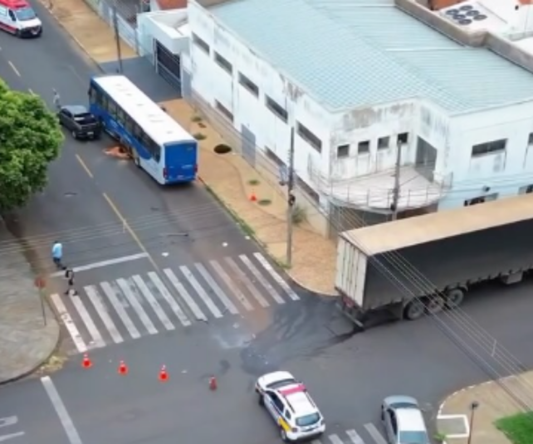 Colisão entre carreta e ônibus deixa feridos e mobiliza equipes de emergência em Araguari