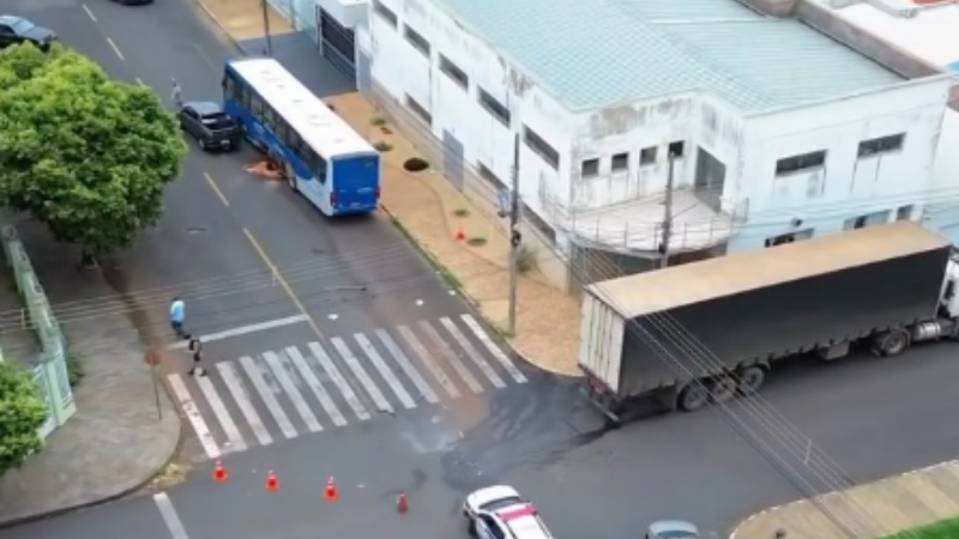 Colisão entre carreta e ônibus deixa feridos e mobiliza equipes de emergência em Araguari