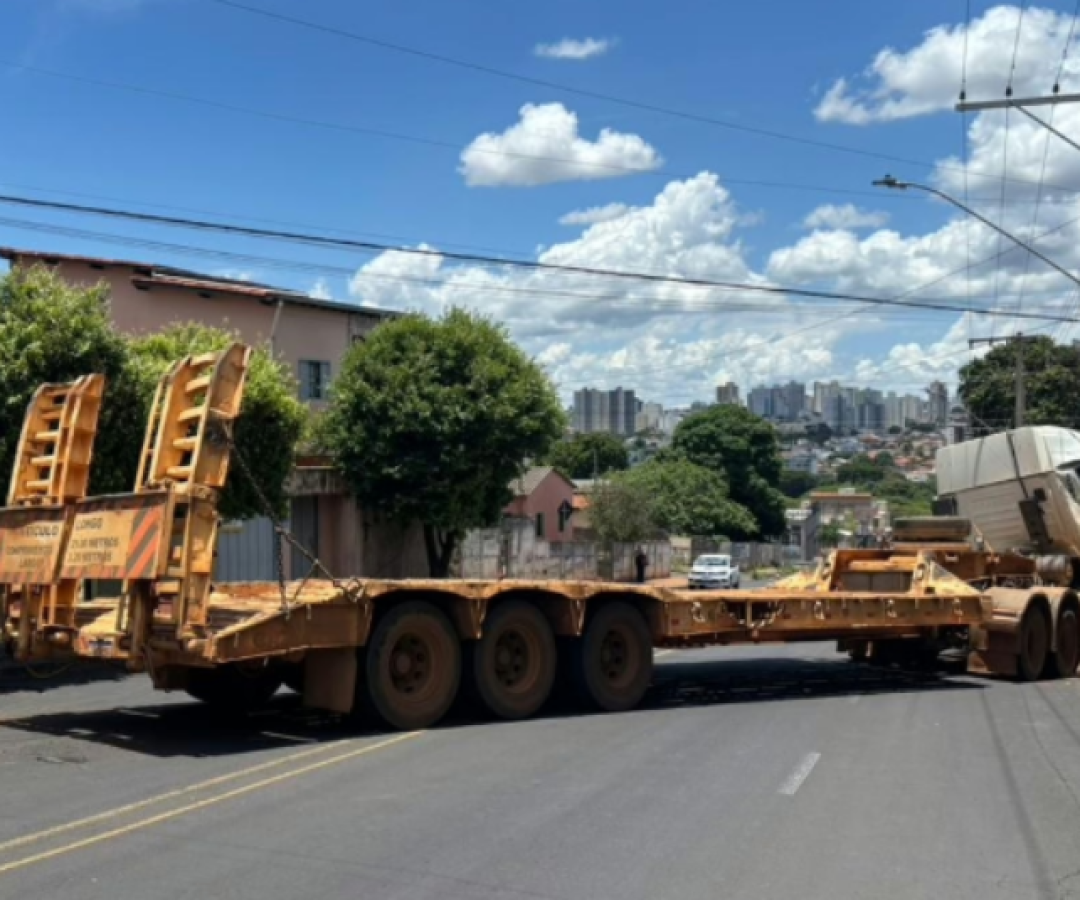 Caminhão com trator perde o controle e bloqueia avenida em Uberlândia