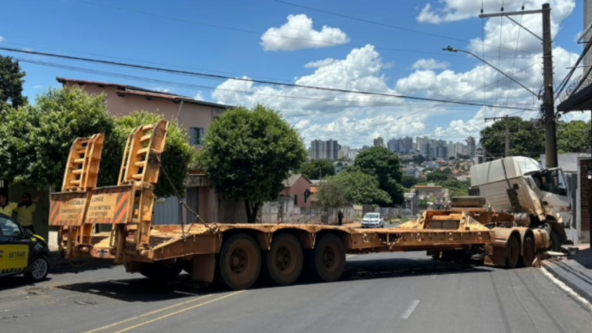 Caminhão com trator perde o controle e bloqueia avenida em Uberlândia