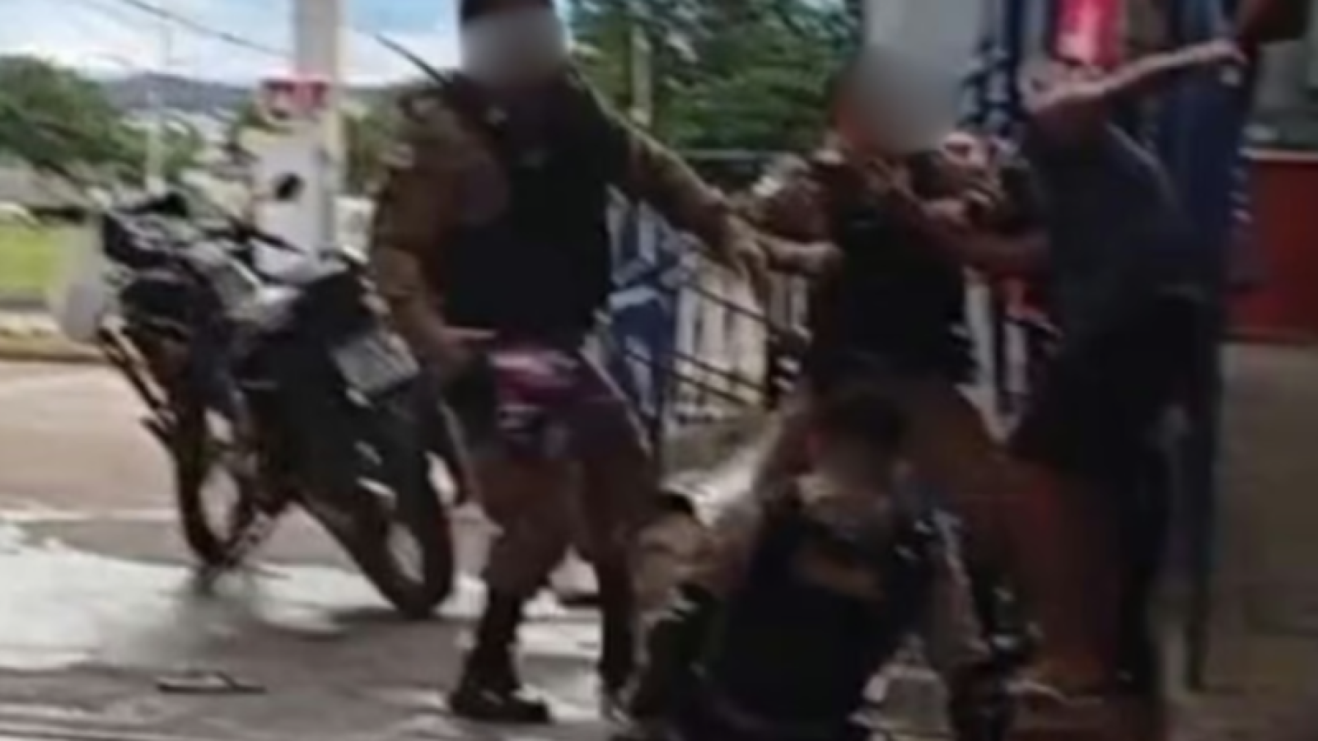 Abordagem violenta? Blitz em Patrocínio viraliza e Polícia Militar investiga o caso