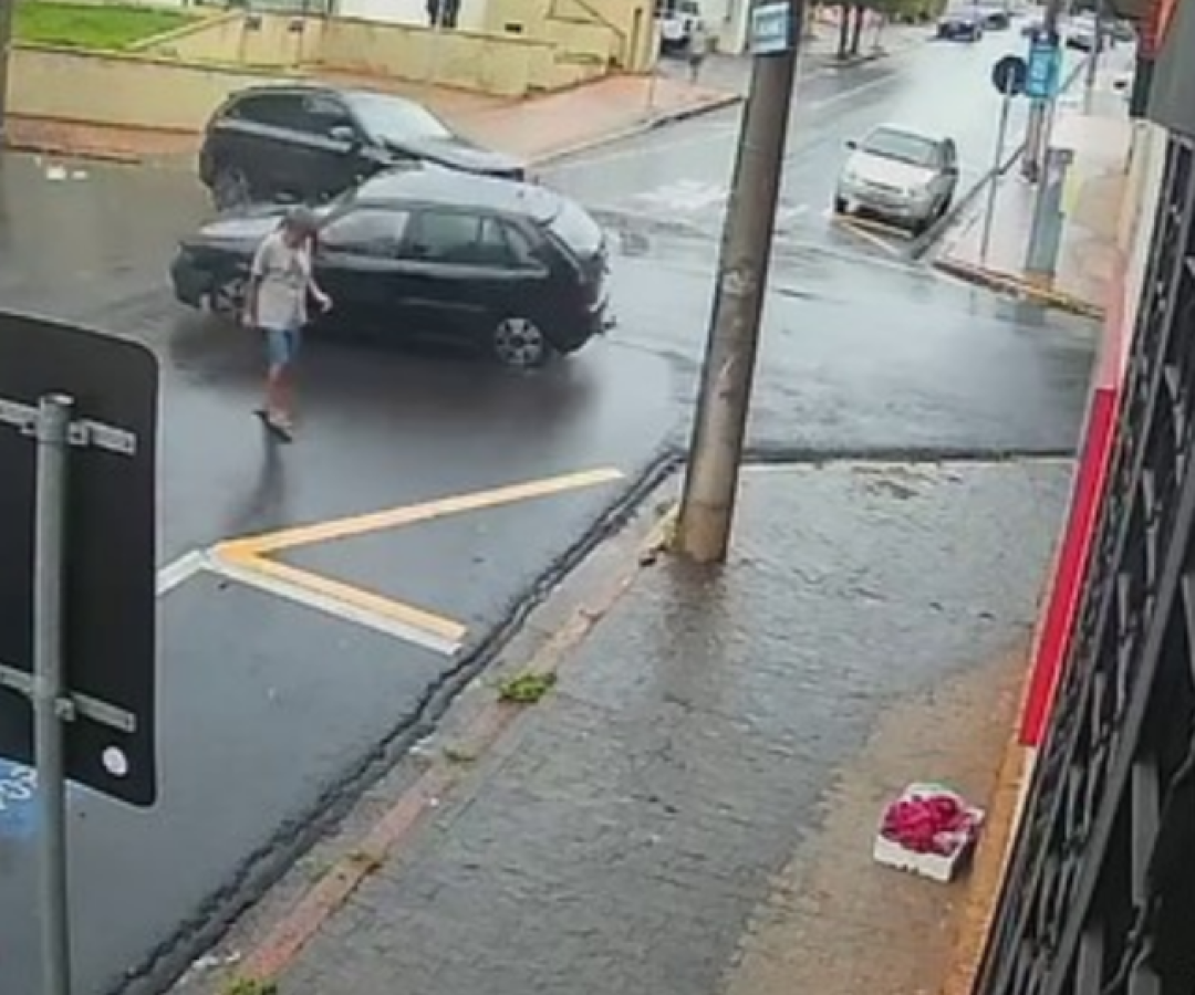 Carros colidem em cruzamento e pedestre é atropelado em Piracicaba
