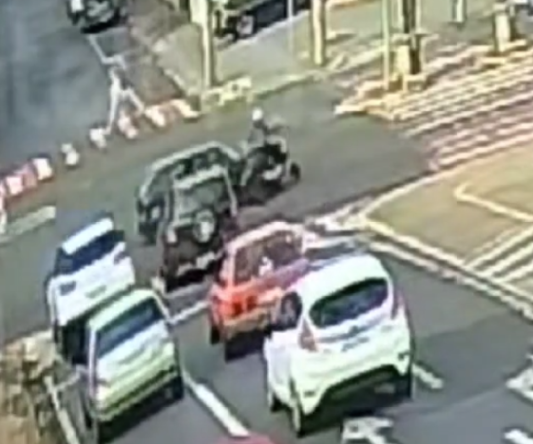 Acidente entre carro e moto deixa mulher ferida em Uberaba