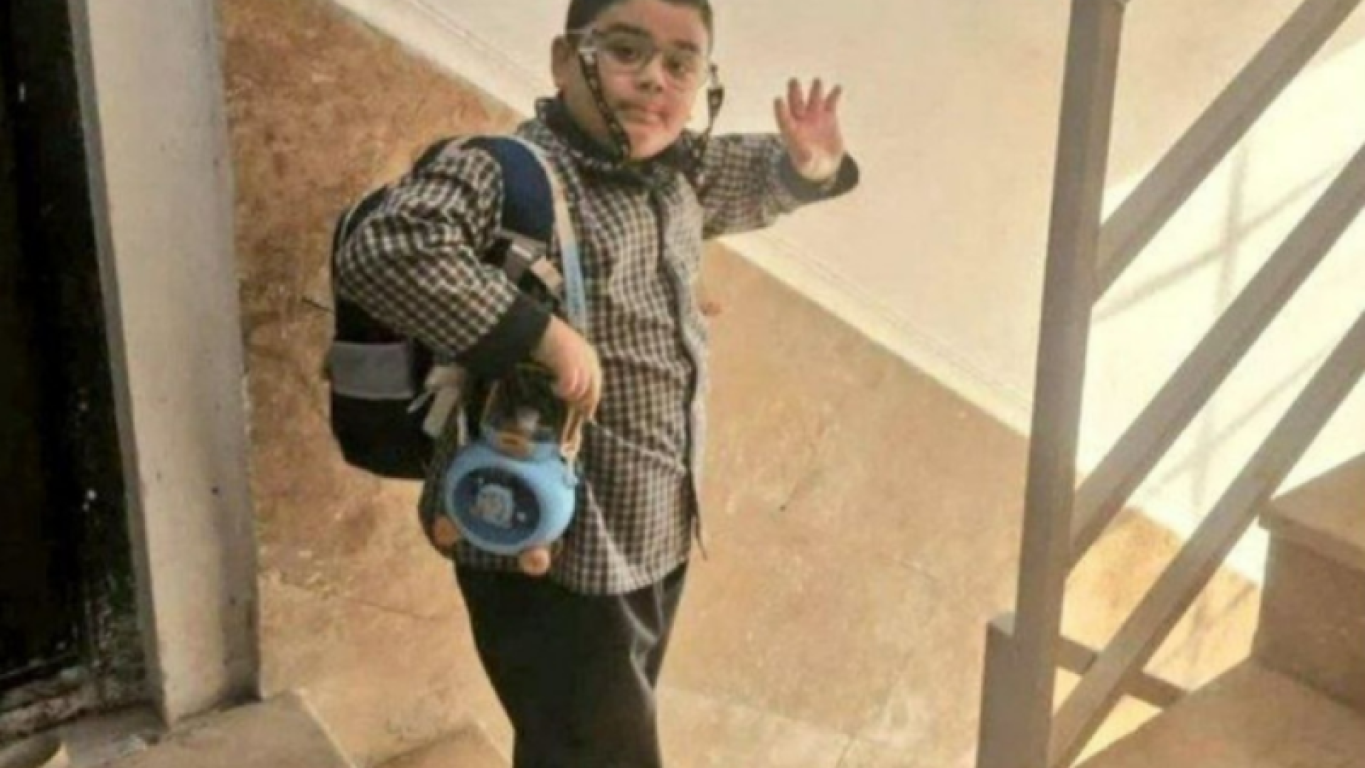 Foto de despedida de menino antes da aula viraliza após tragédia em escola no Irã