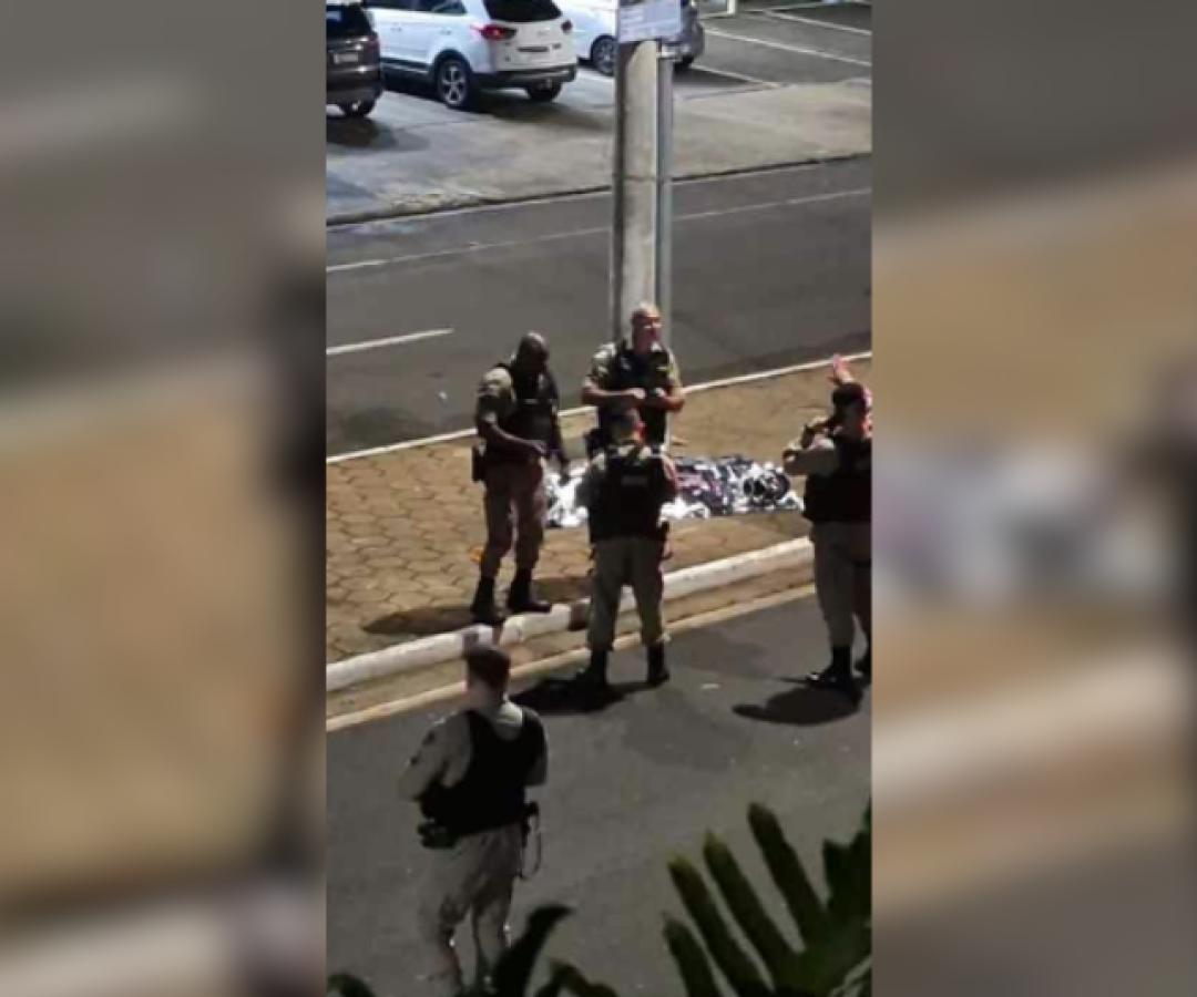 Motociclista de 18 anos morre e jovem fica ferida em acidente grave em Uberaba