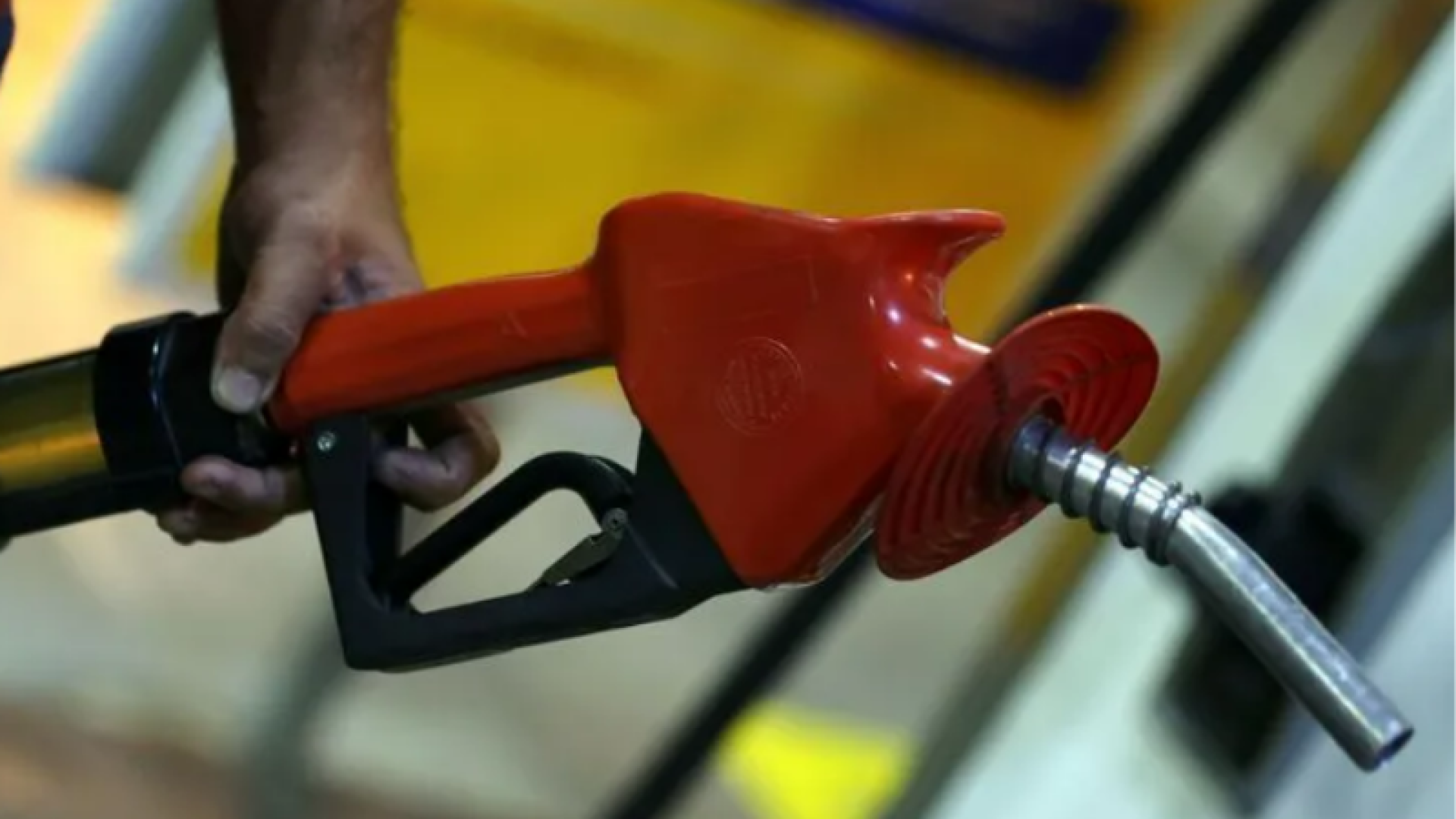 Gasolina começa a subir antes de reajuste da Petrobras e guerra pressiona petróleo