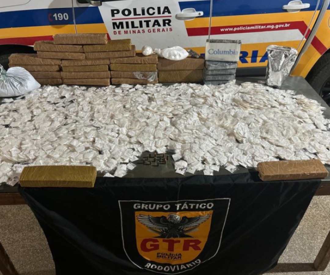 Ônibus é parado pela PM Rodoviária em Patos de Minas e passageiro é preso com R$700 mil em drogasÔnibus é parado pela PM Rodoviária em Patos de Minas e passageiro é preso com R$700 mil em drogas