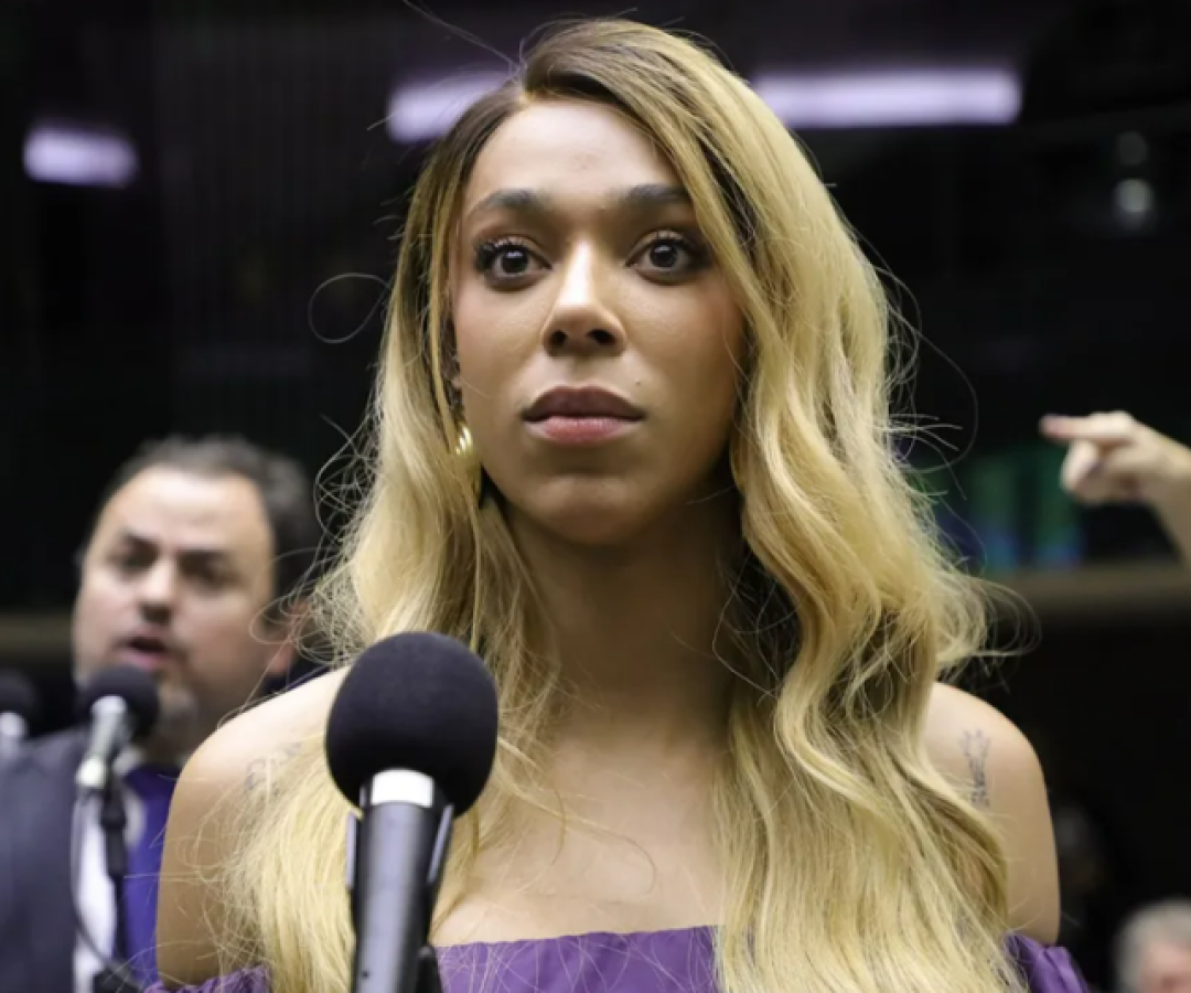 Erika Hilton usa termo “pessoas que gestam” e reacende debate após crítica de neurocientista