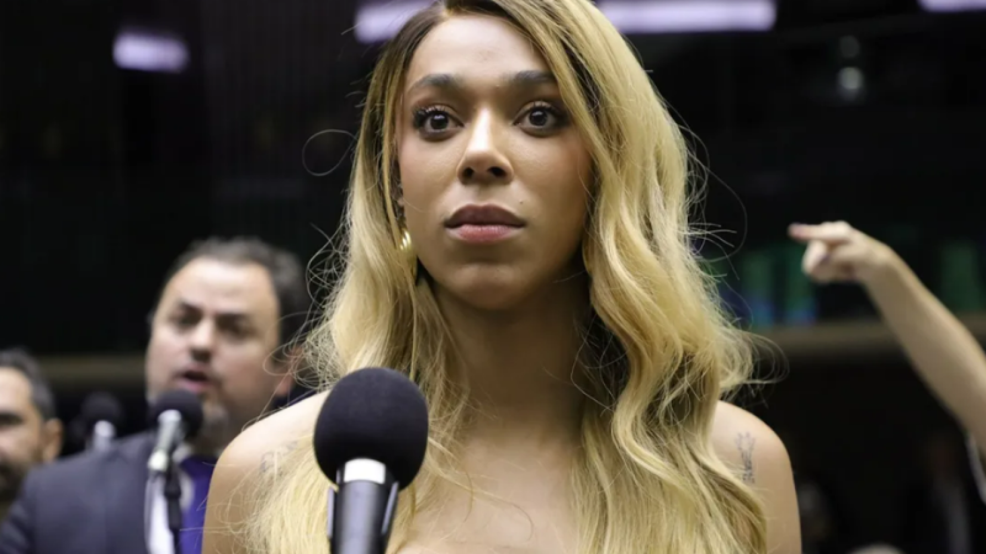 Erika Hilton usa termo “pessoas que gestam” e reacende debate após crítica de neurocientista