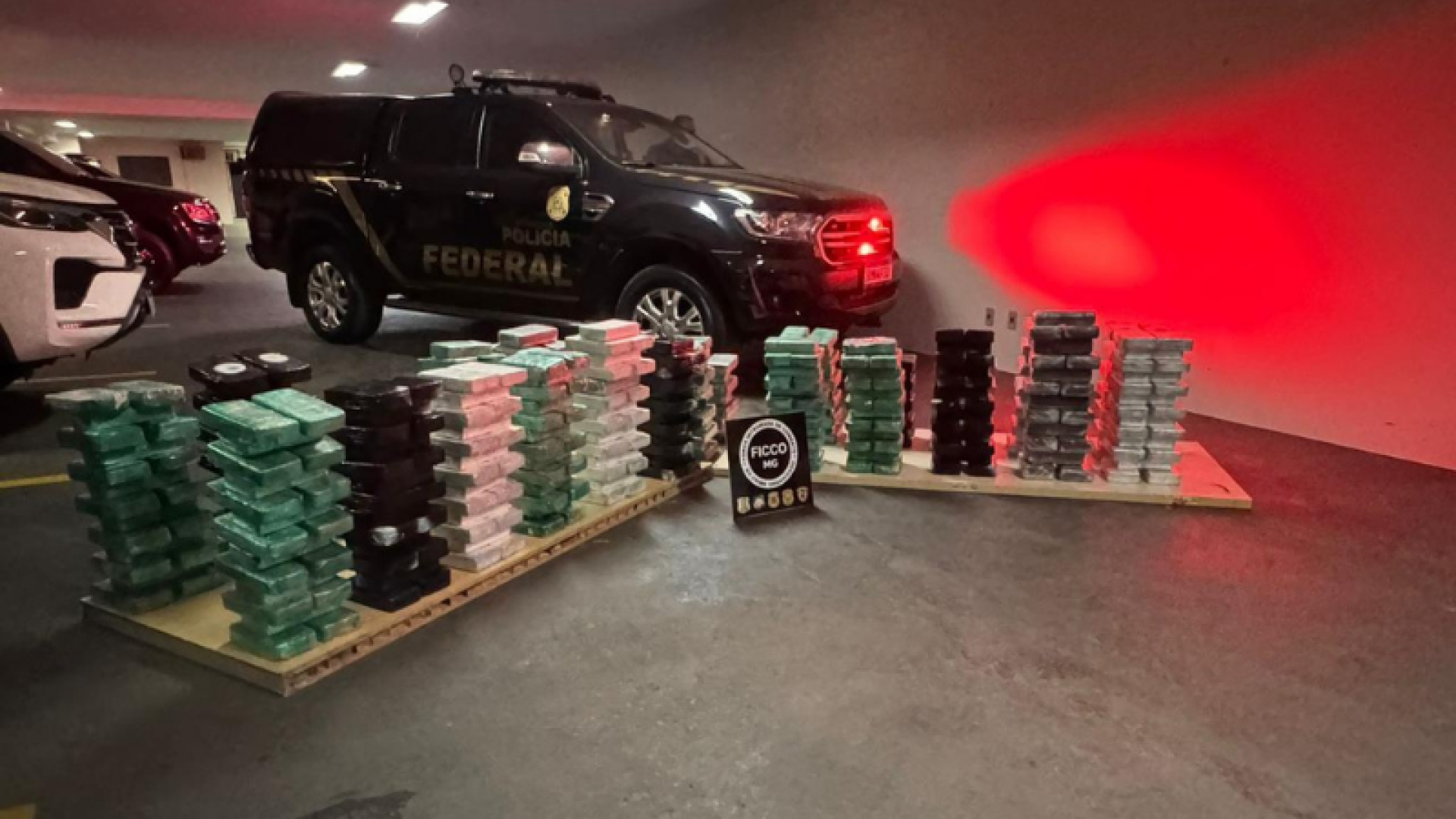 Mais de 400 kg de cocaína são encontrados sob carga de minério em caminhão em Uberlândia