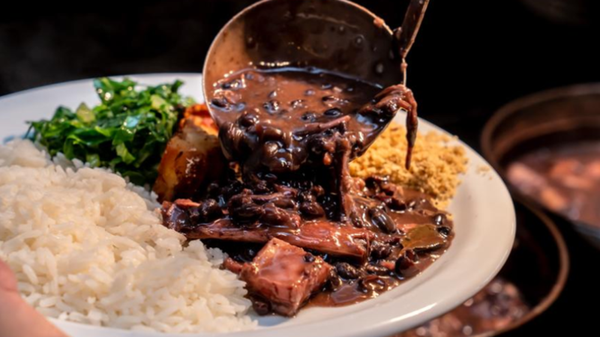 Feijoada com samba e clima de Carnaval agita sábado no Comfort Hotel Santos
