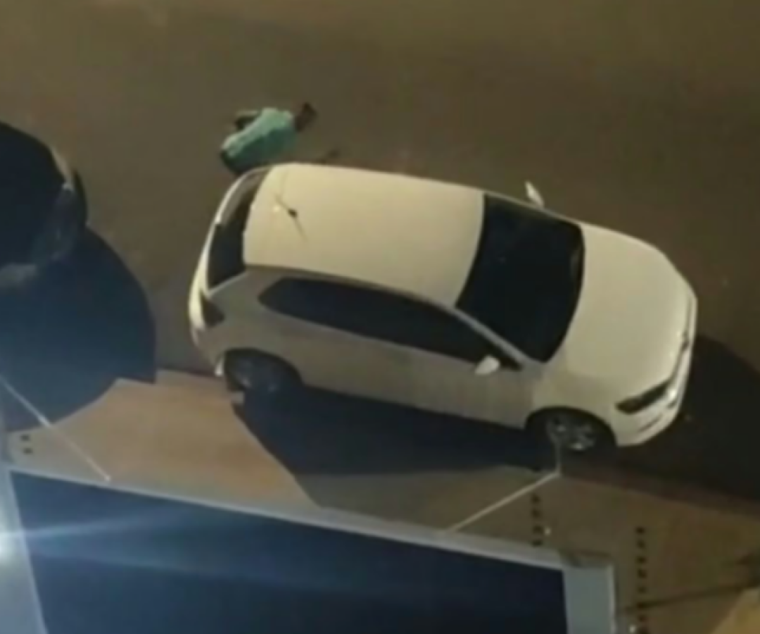 Homem é flagrado vandalizando carro em via pública de Uberlândia