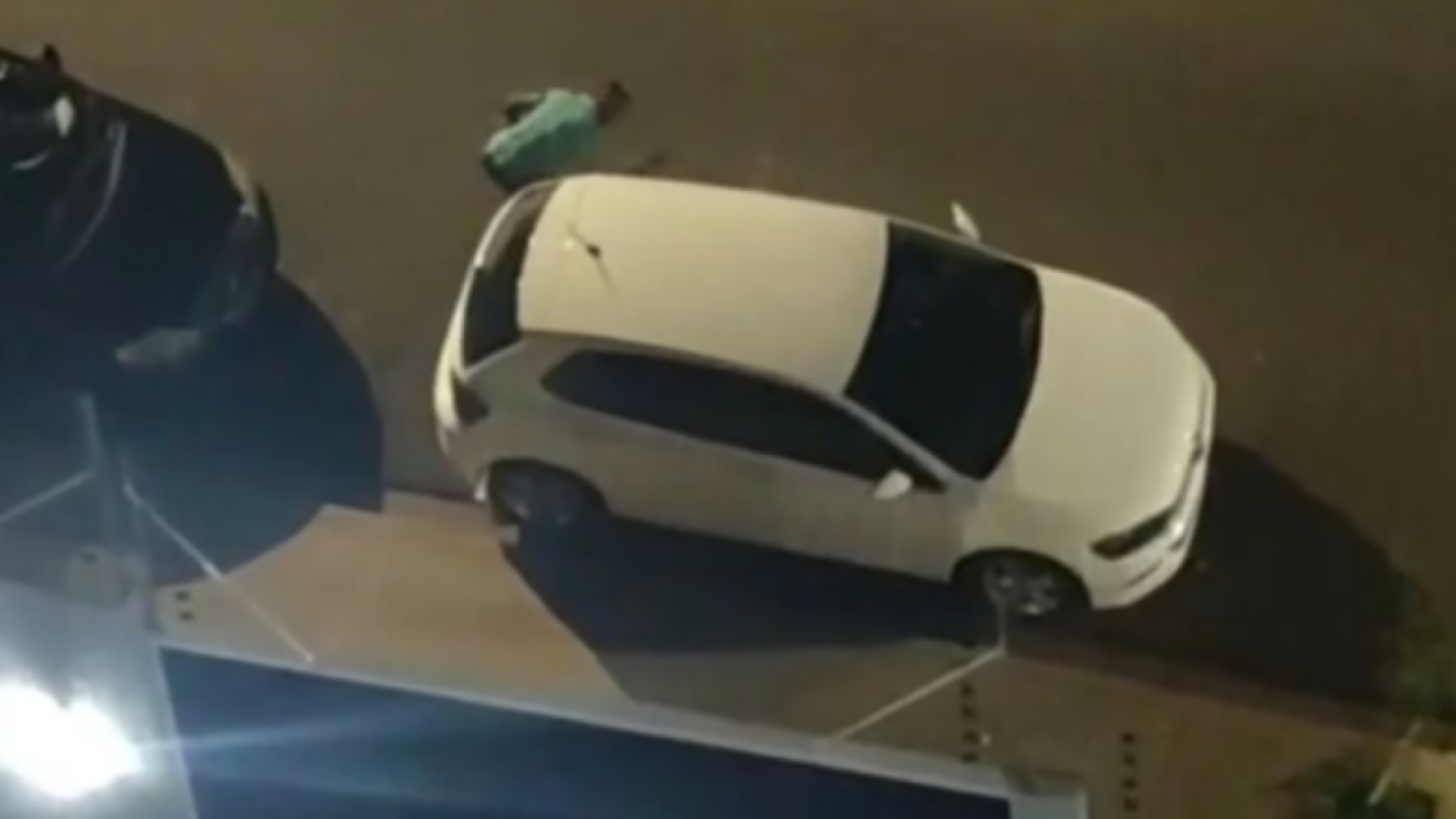 Homem é flagrado vandalizando carro em via pública de Uberlândia