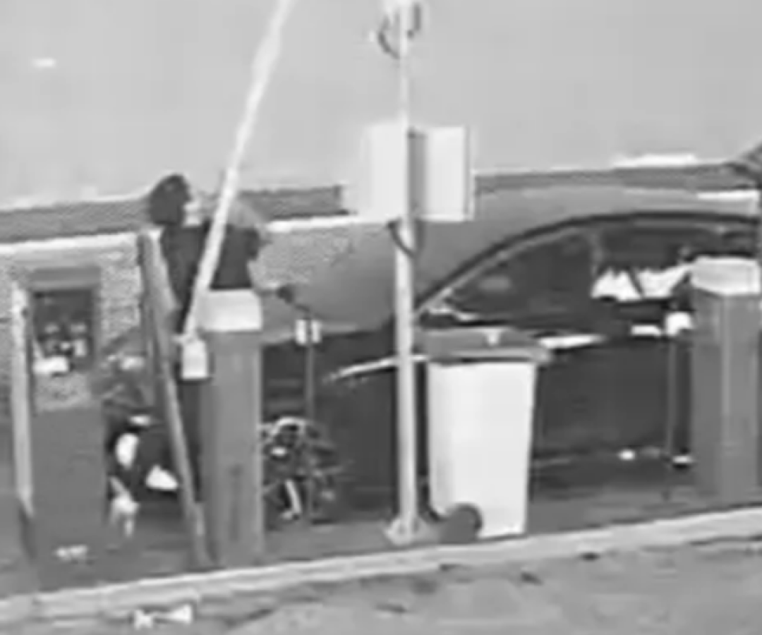 Vídeo mostra empresário destruindo cancela e agredindo homem em estacionamento de SP