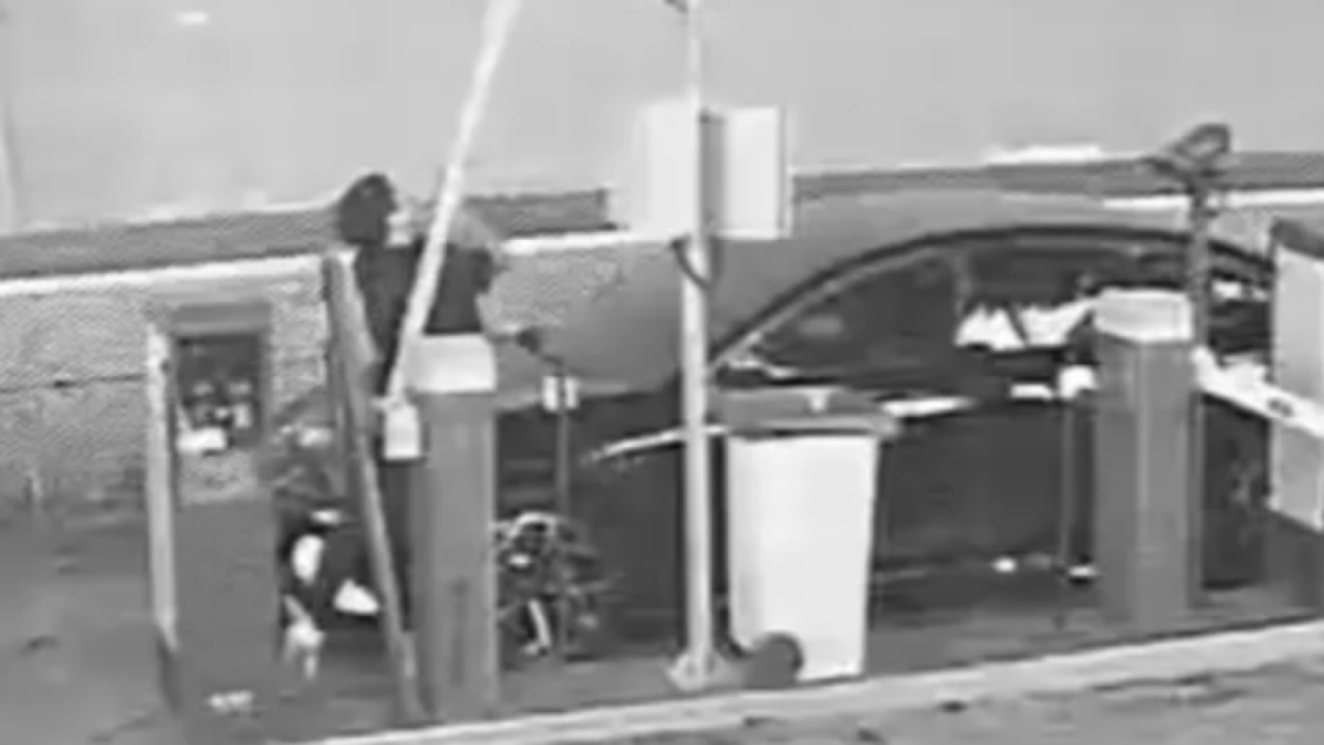 Vídeo mostra empresário destruindo cancela e agredindo homem em estacionamento de SP