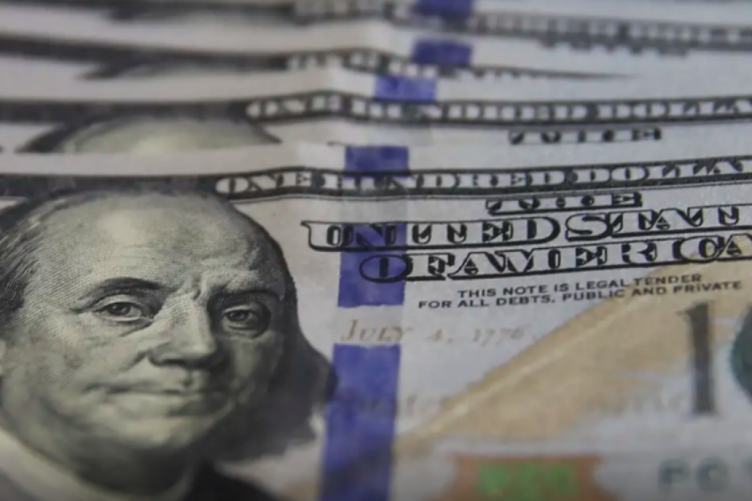 Dólar sobe e petróleo dispara com ataque militar ao Irã; entenda