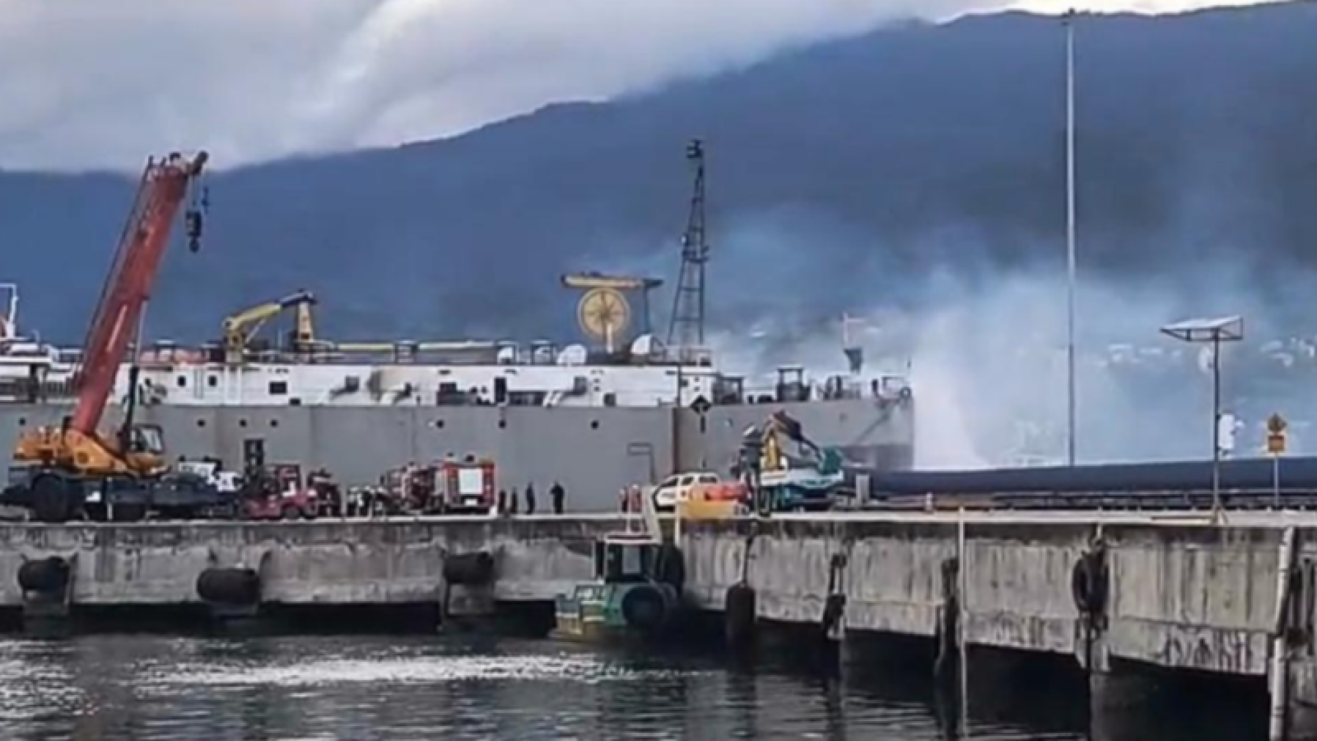 Incêndio atinge navio com carga de gado no Porto de São Sebastião (SP)