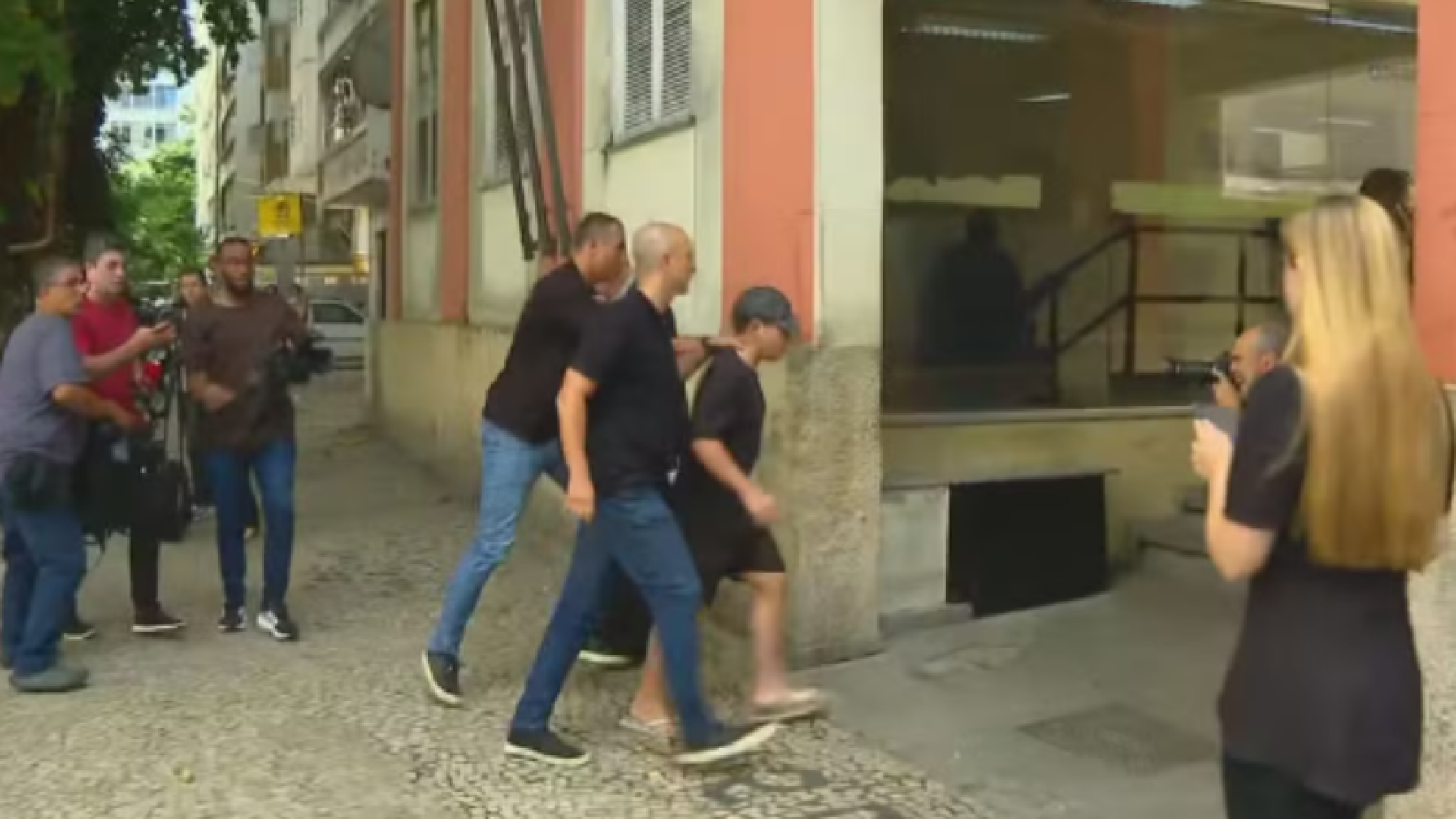 Estupro coletivo em Copacabana: suspeito é preso e levado à delegacia