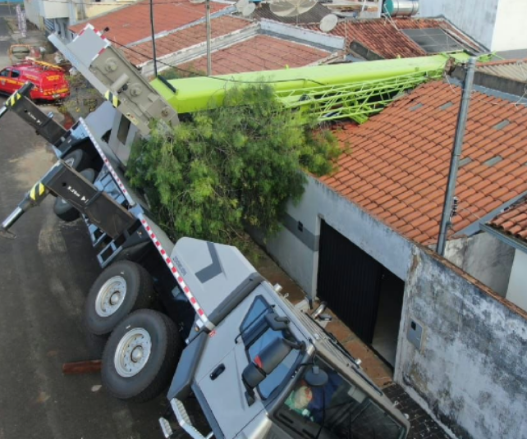 Guindaste tomba em Uberlândia, interdita 27 casas e operação pode custar até R$ 150 mil