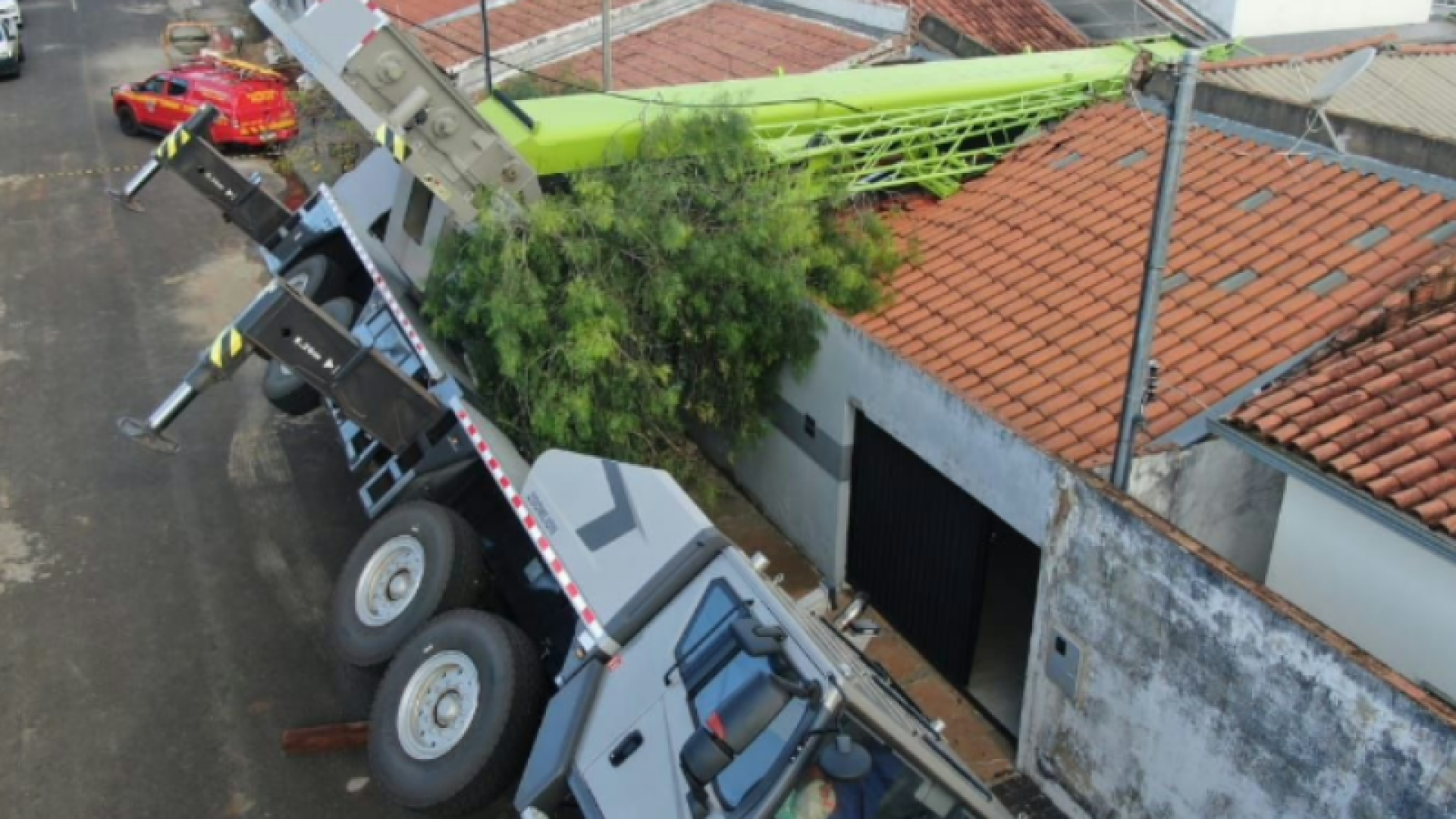 Guindaste tomba em Uberlândia, interdita 27 casas e operação pode custar até R$ 150 mil