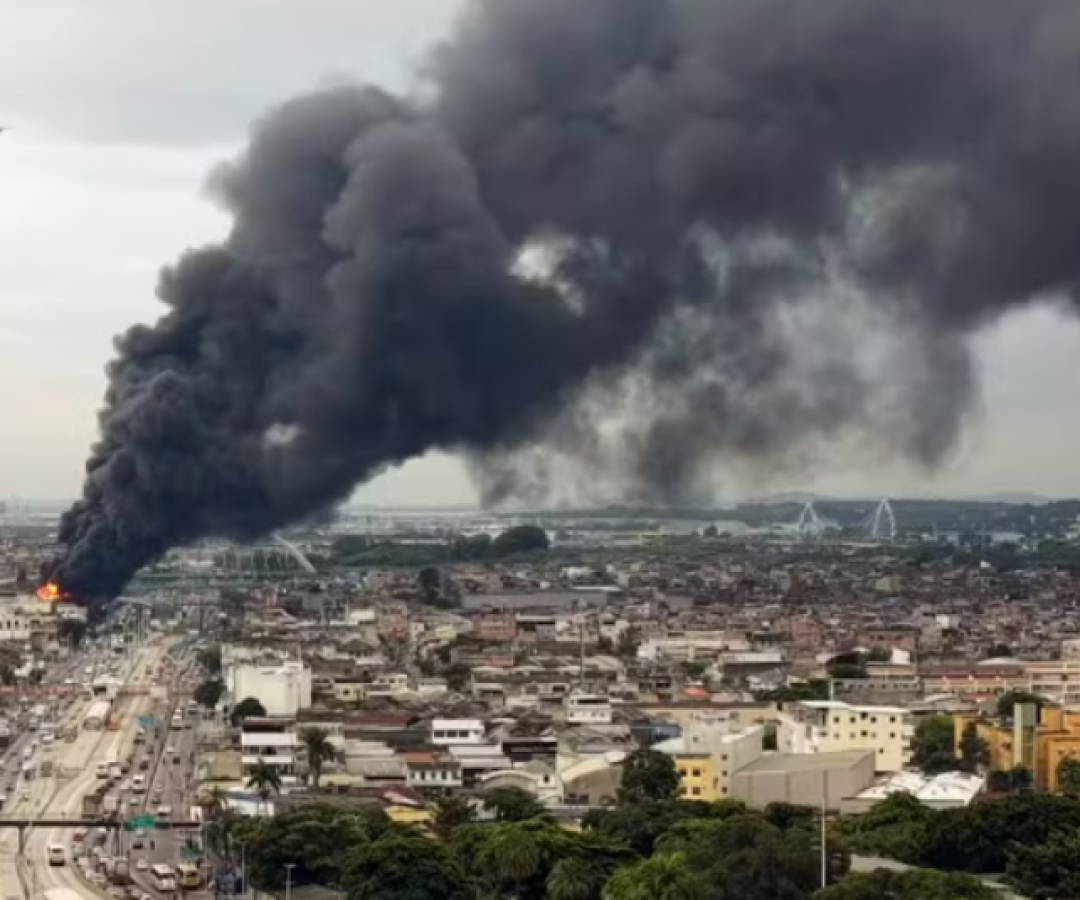 Incêndio de grandes proporções atinge galpão em Ramos, na Zona Norte do Rio