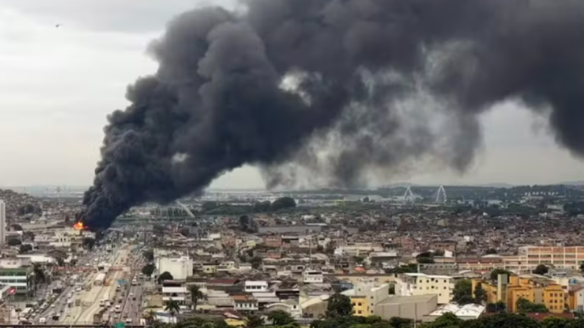 Incêndio de grandes proporções atinge galpão em Ramos, na Zona Norte do Rio